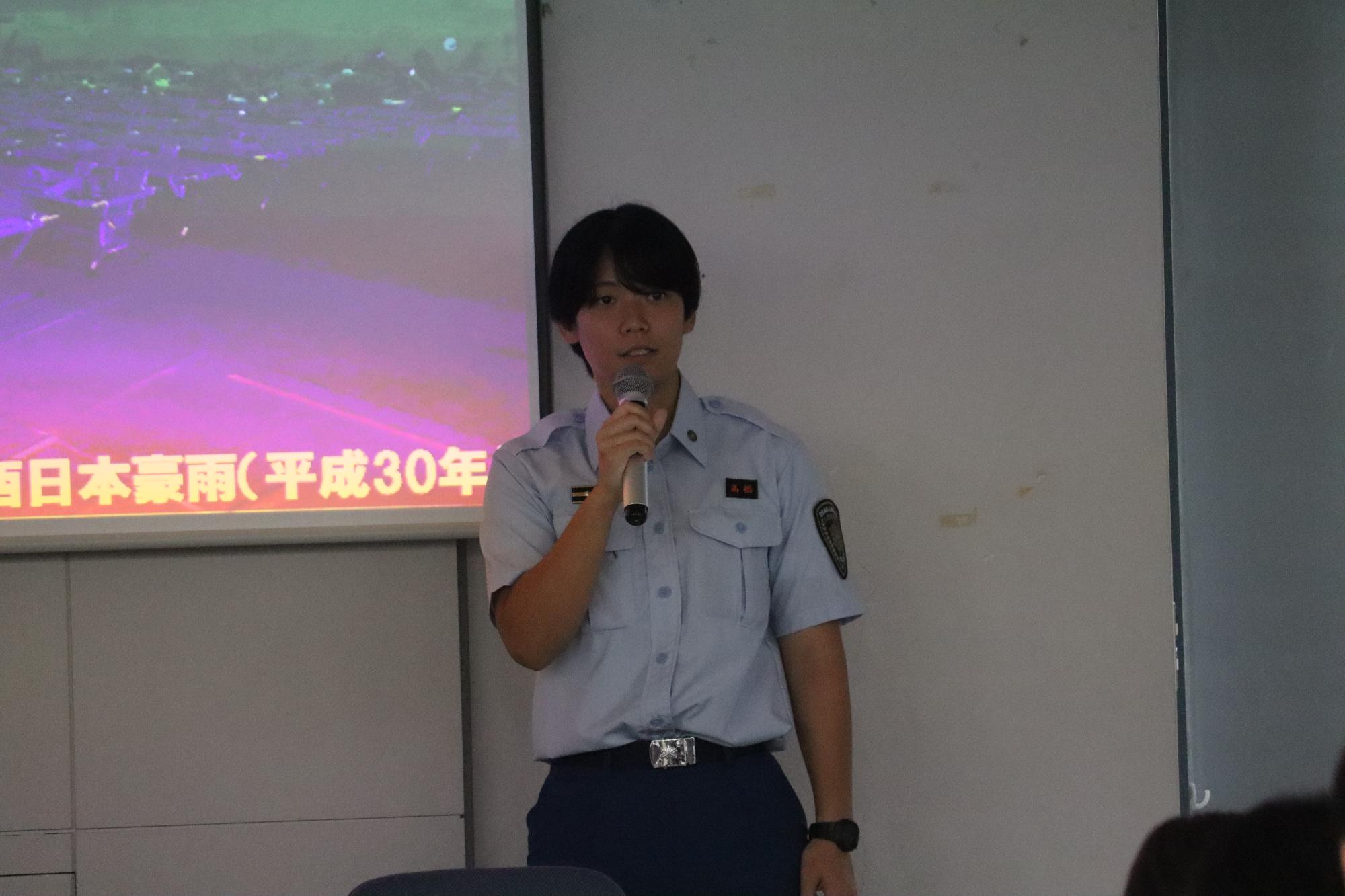 講話中の職員