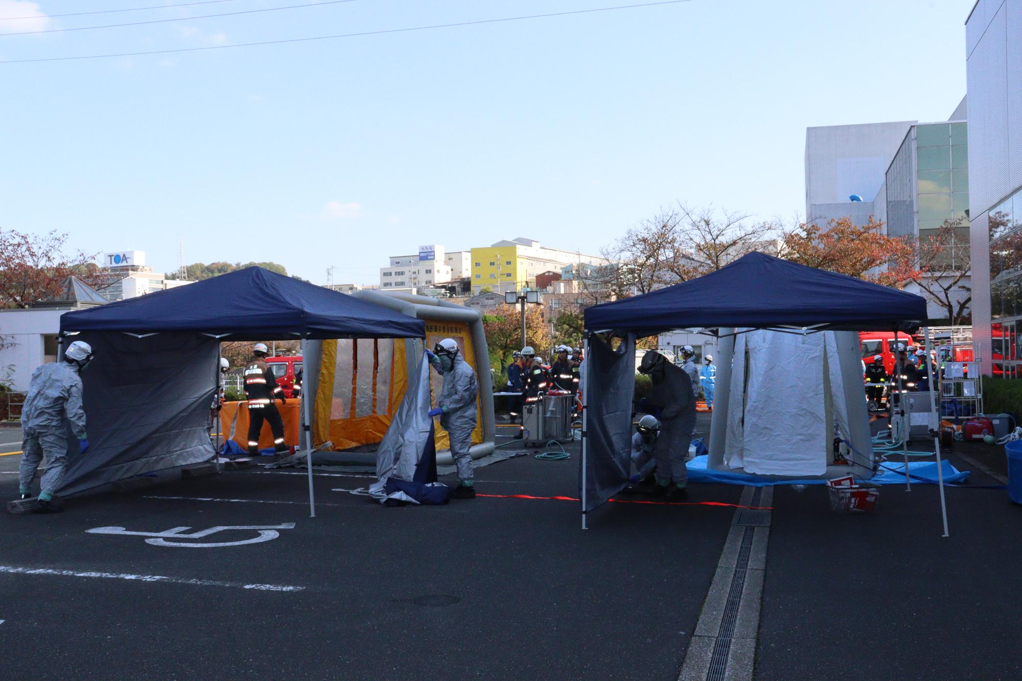 除染テント設営