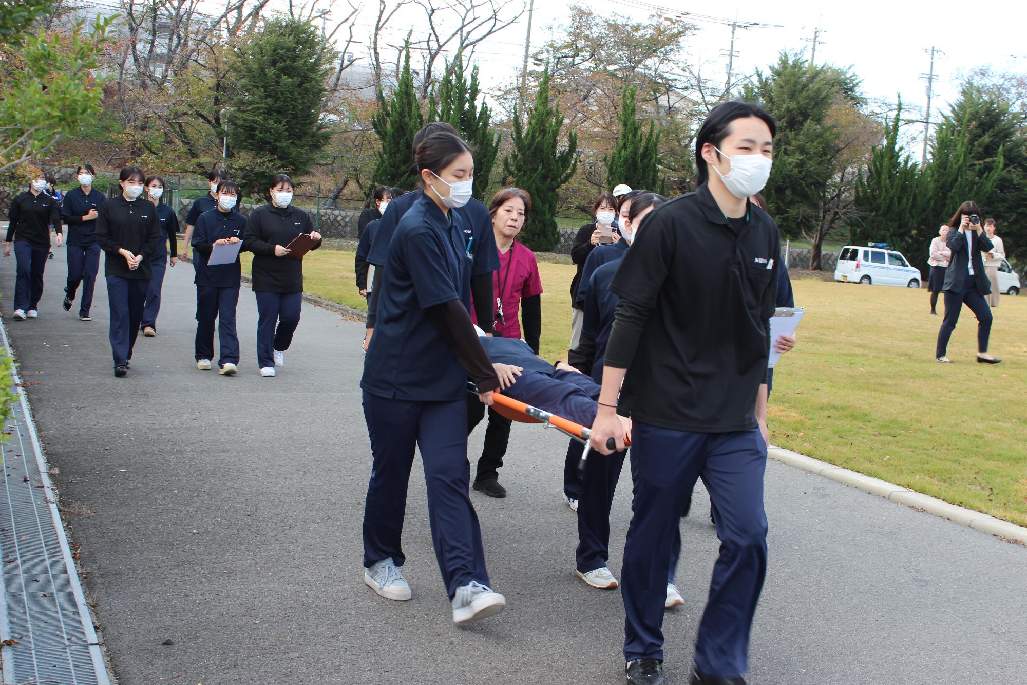 学生による搬送訓練