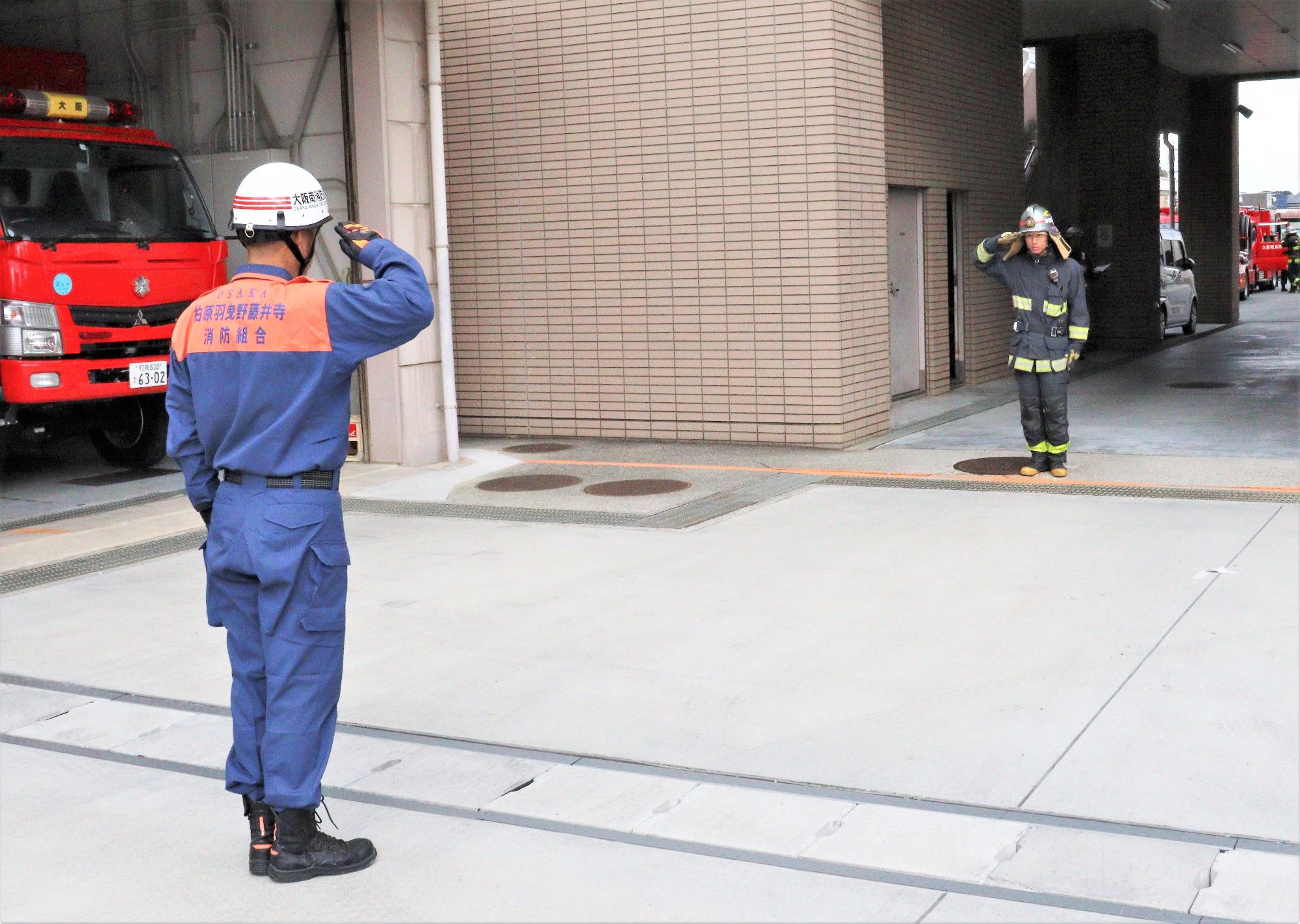 訓練開始の報告の様子