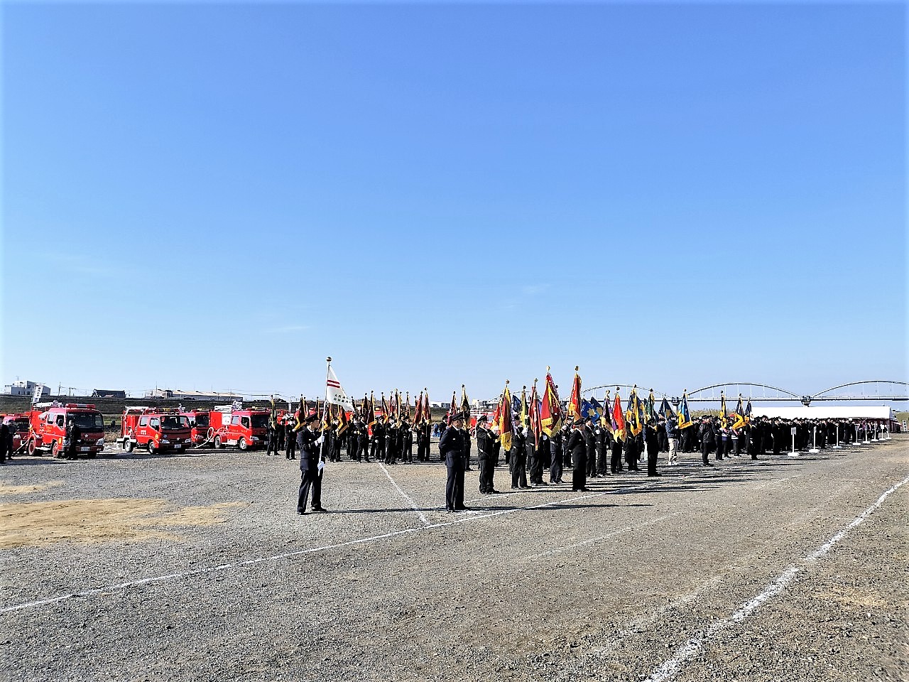 出初式会場に整列する参加者720名と消防車両41台の様子