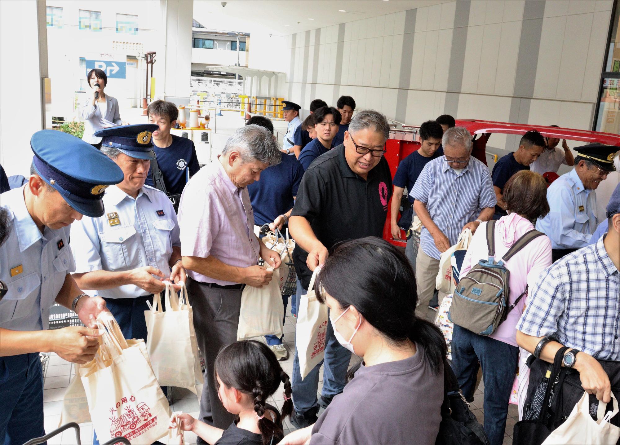 防災グッズを配布している様子