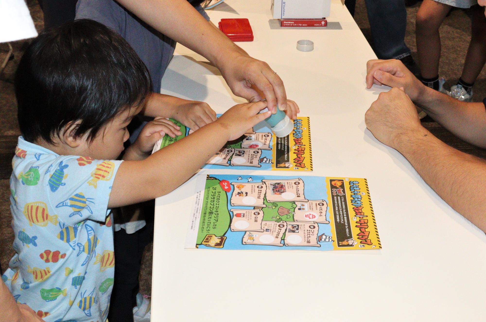 スタンプラリーをしている様子