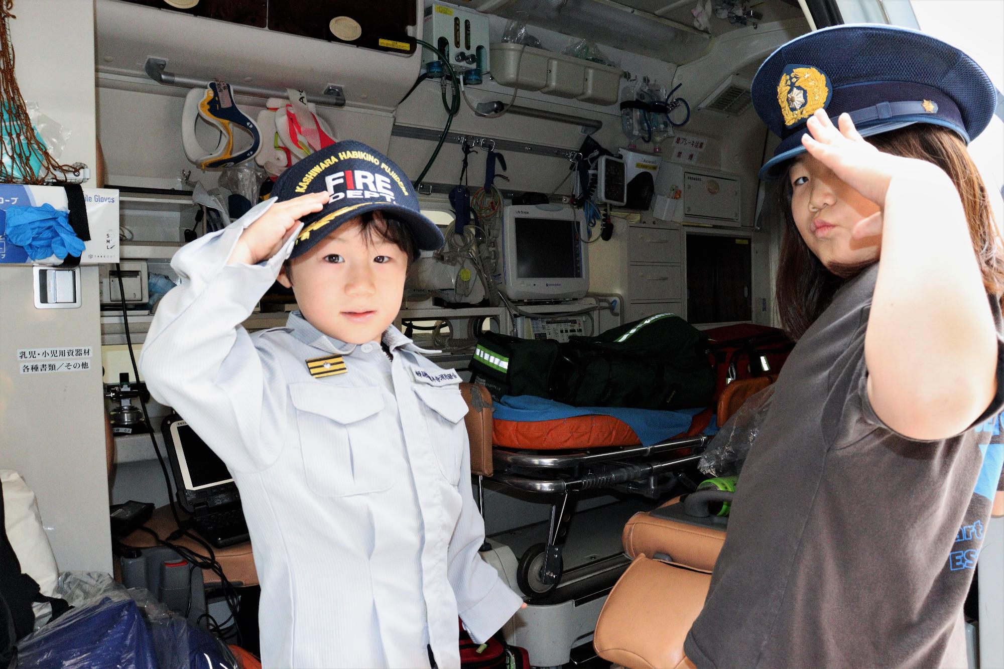 救急車内を見学している様子