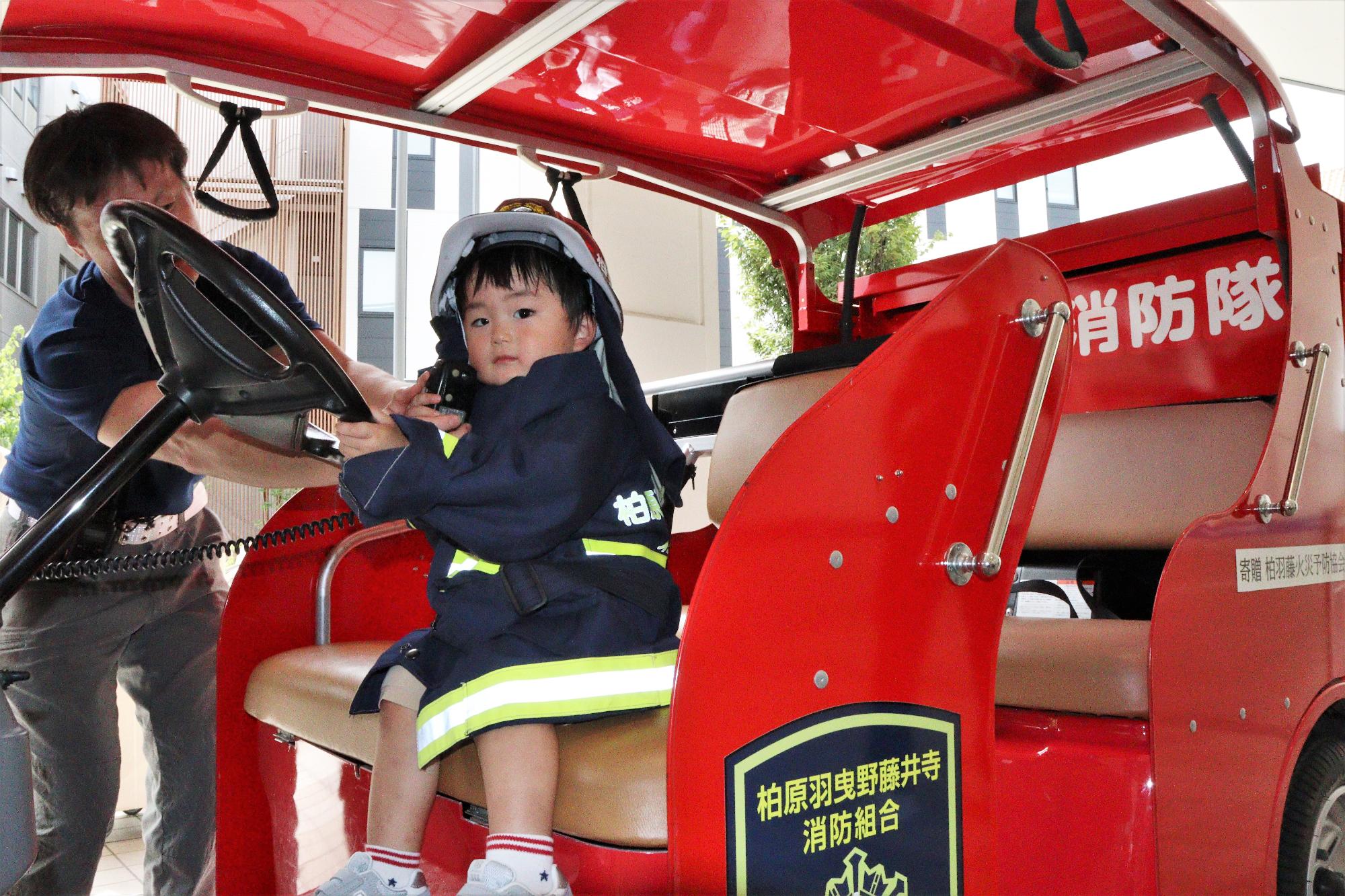 こども消防車に乗車して記念撮影している様子