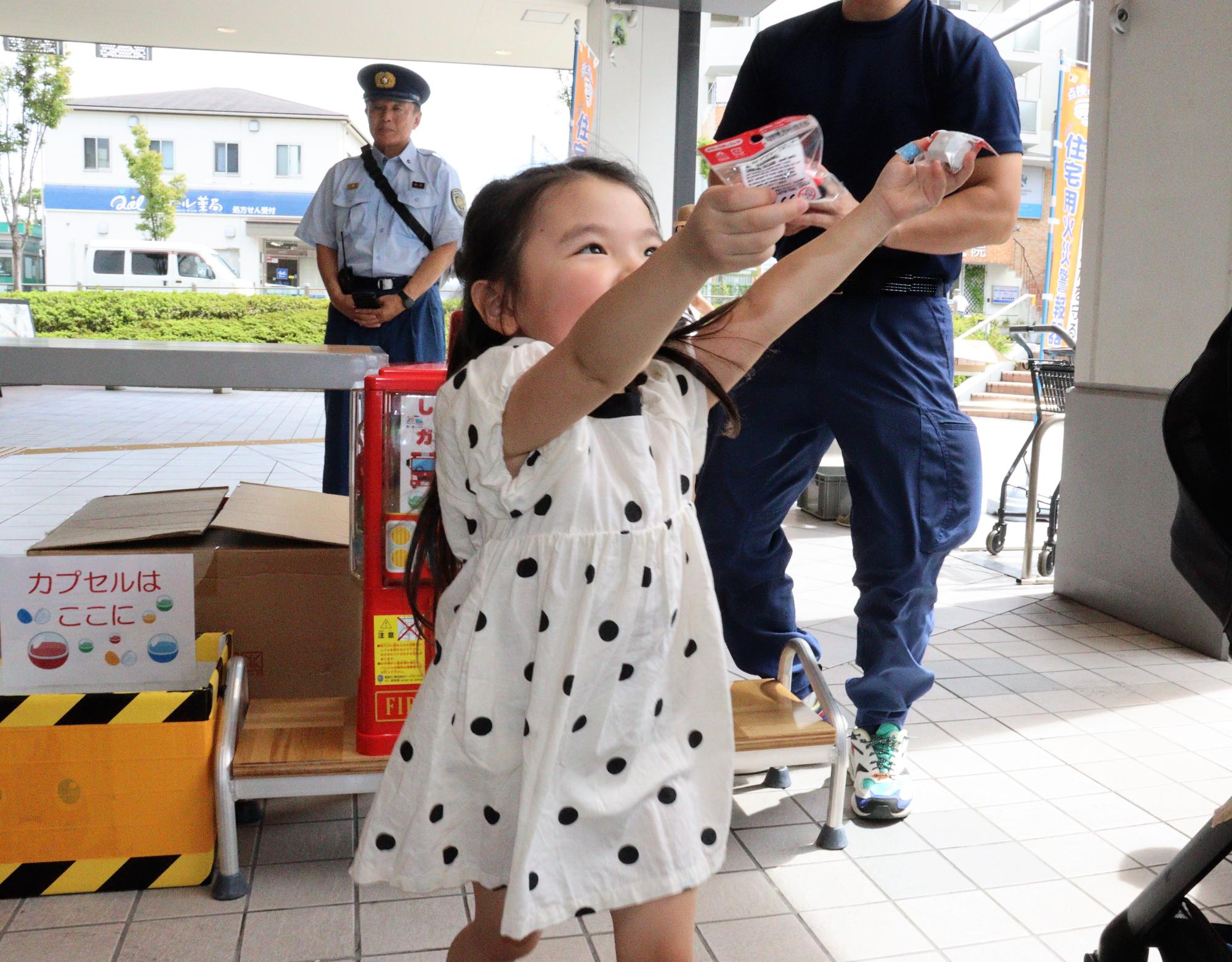 消防トイカプセルを楽しむ子供の様子
