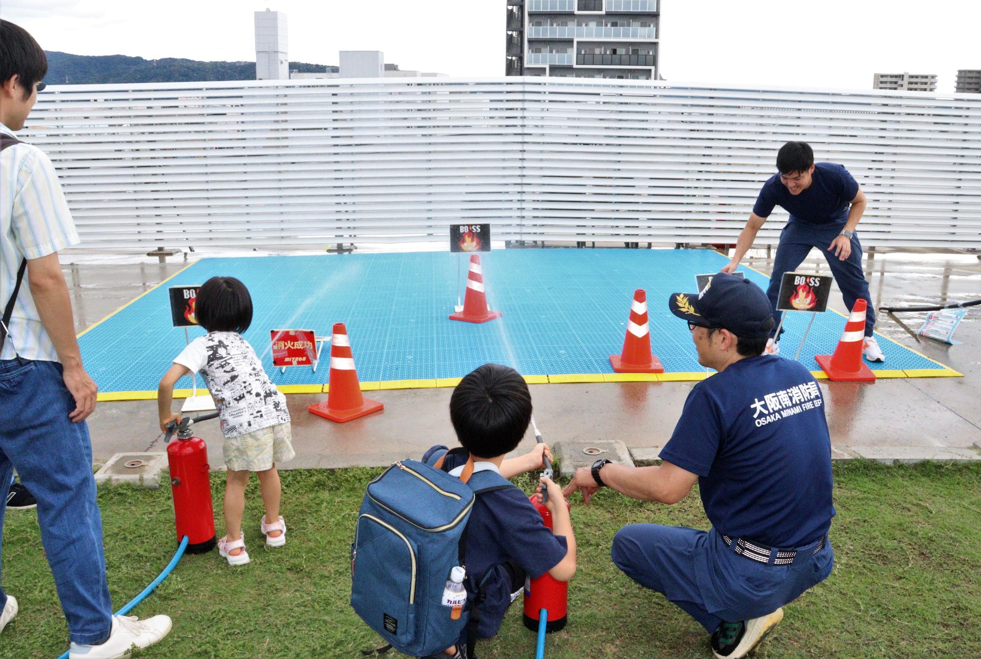 水消火器を体験している様子
