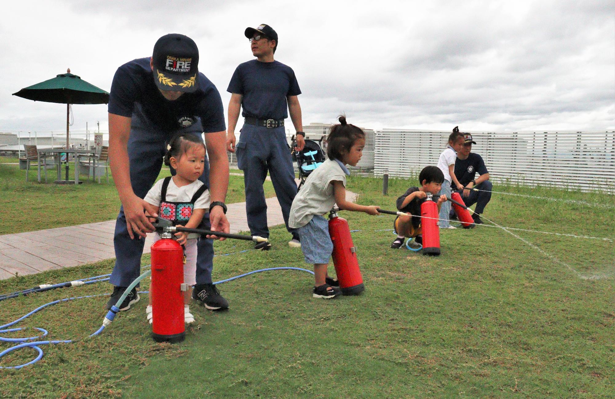 水消火器を体験している様子