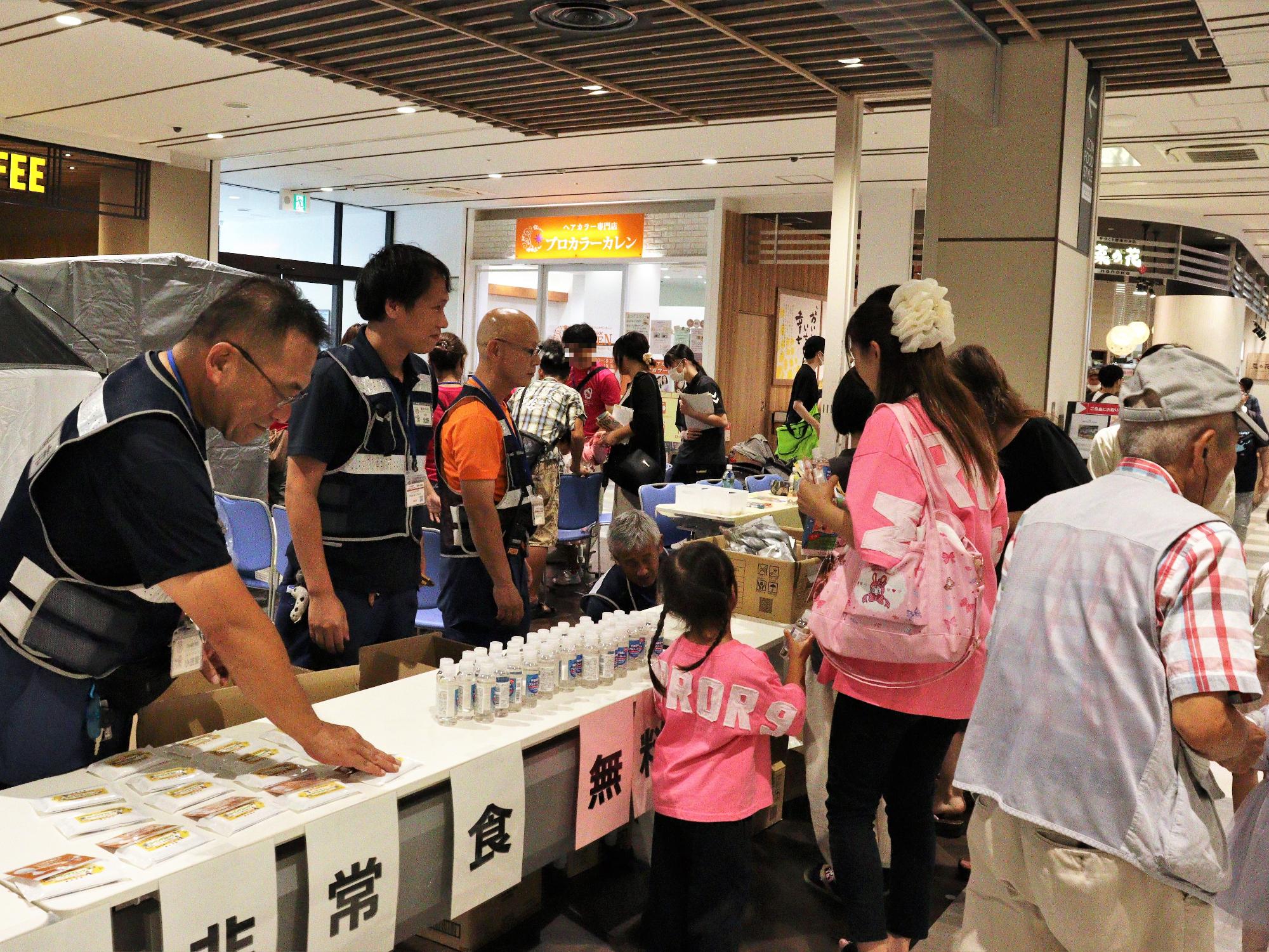 防災グッズを展示している様子