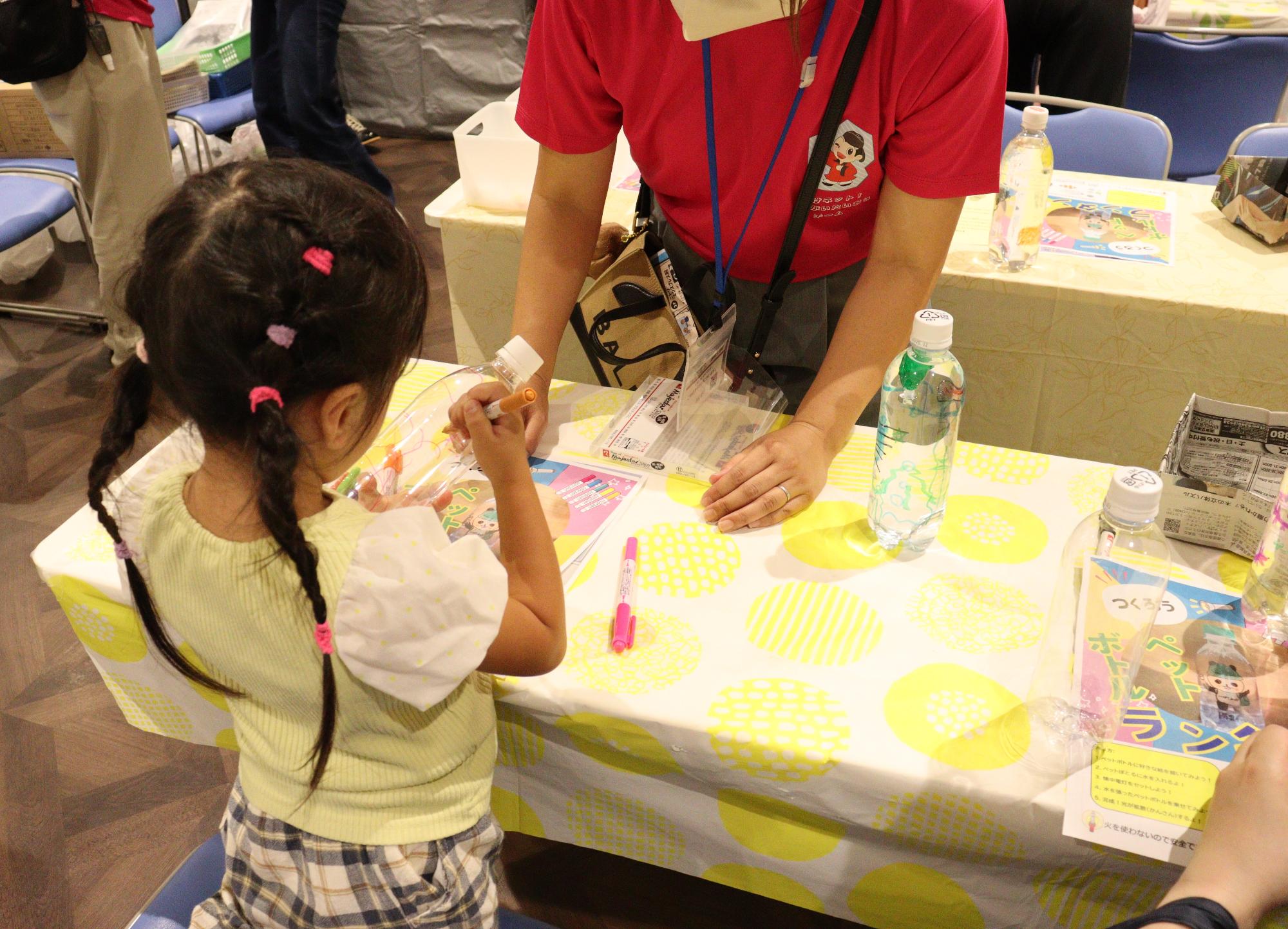 ペットボトルランタンを作っている様子