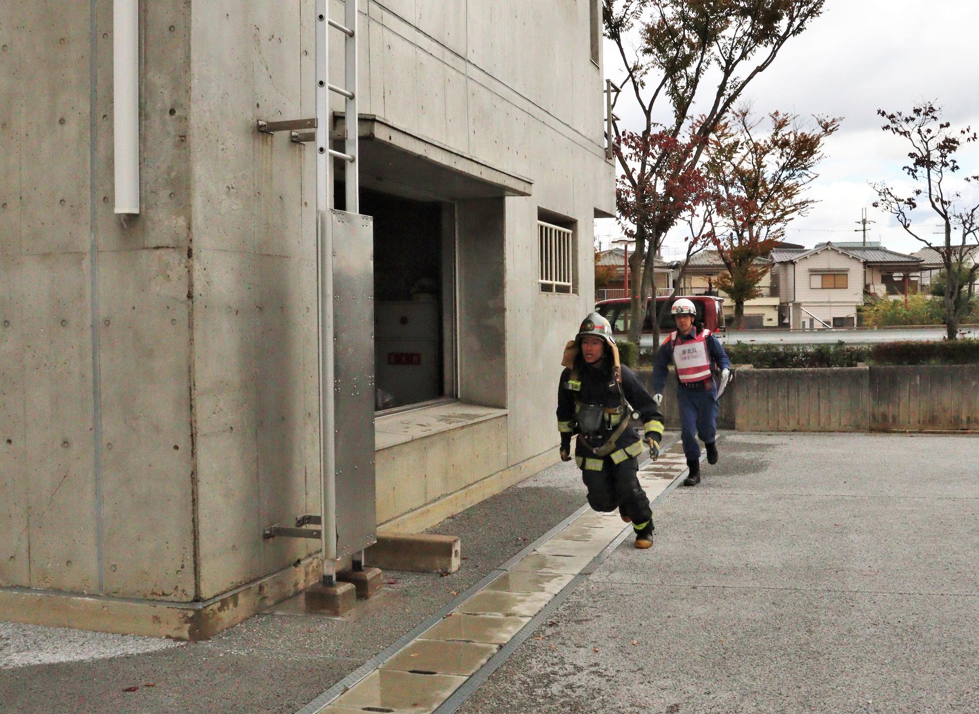 隊長が火災の状況を把握するために火災建物の周囲を一周して確認している様子