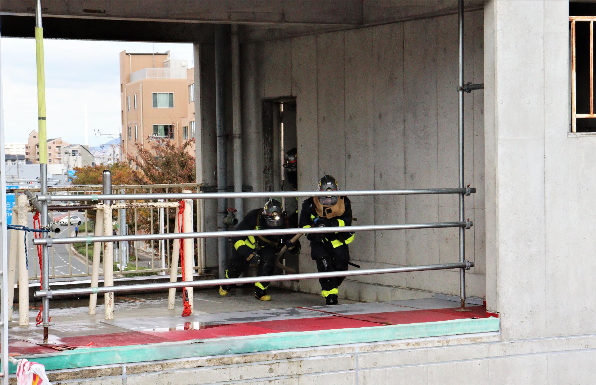 隊長と隊員2名が火災建物3階の火災室内に進入している様子