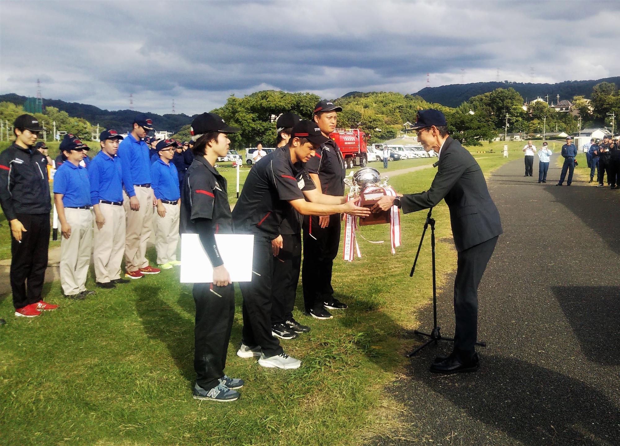 表彰式にてトロフィーを授与している風景