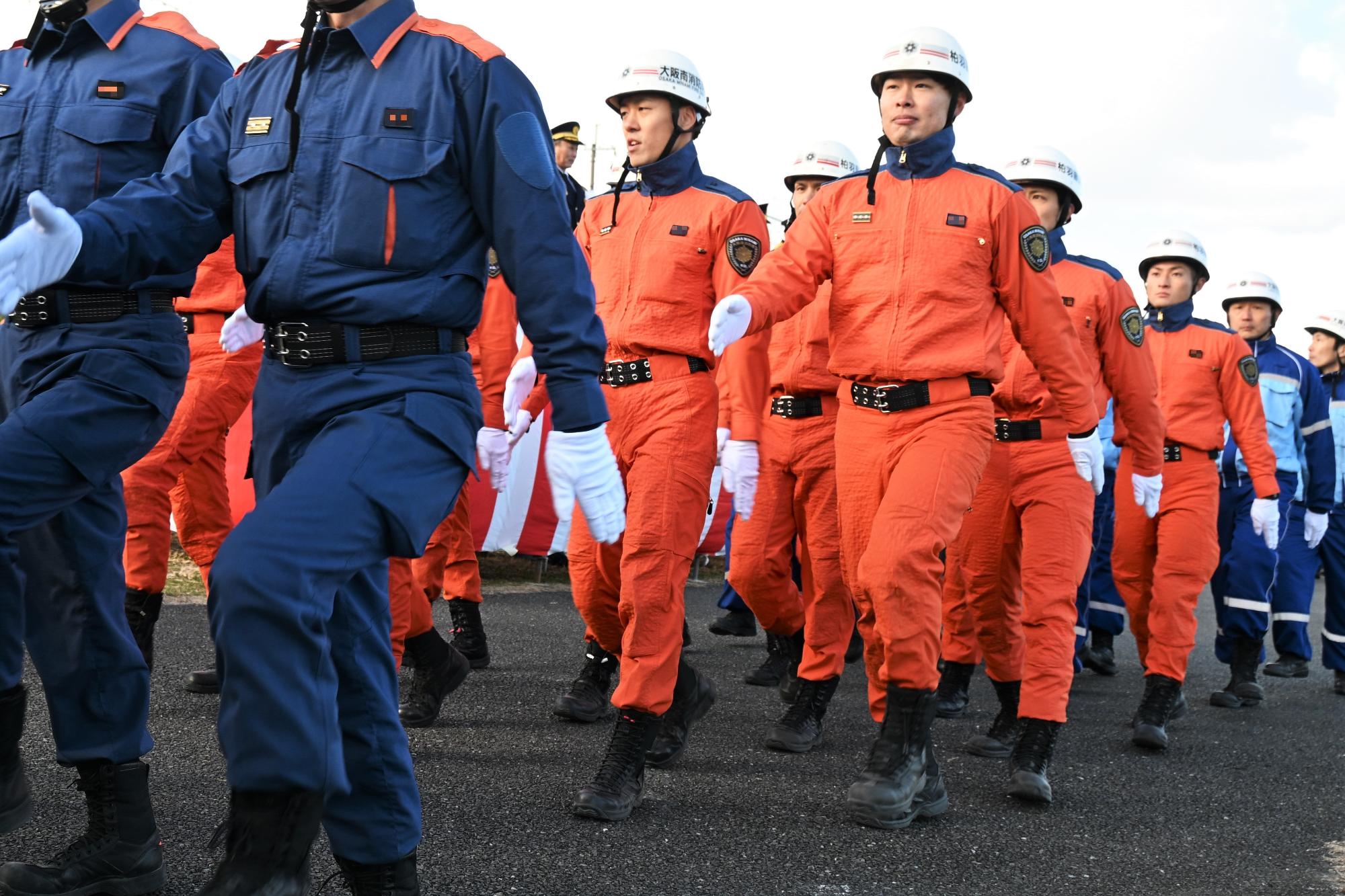大阪南消防組合の活動隊徒歩部隊の行進