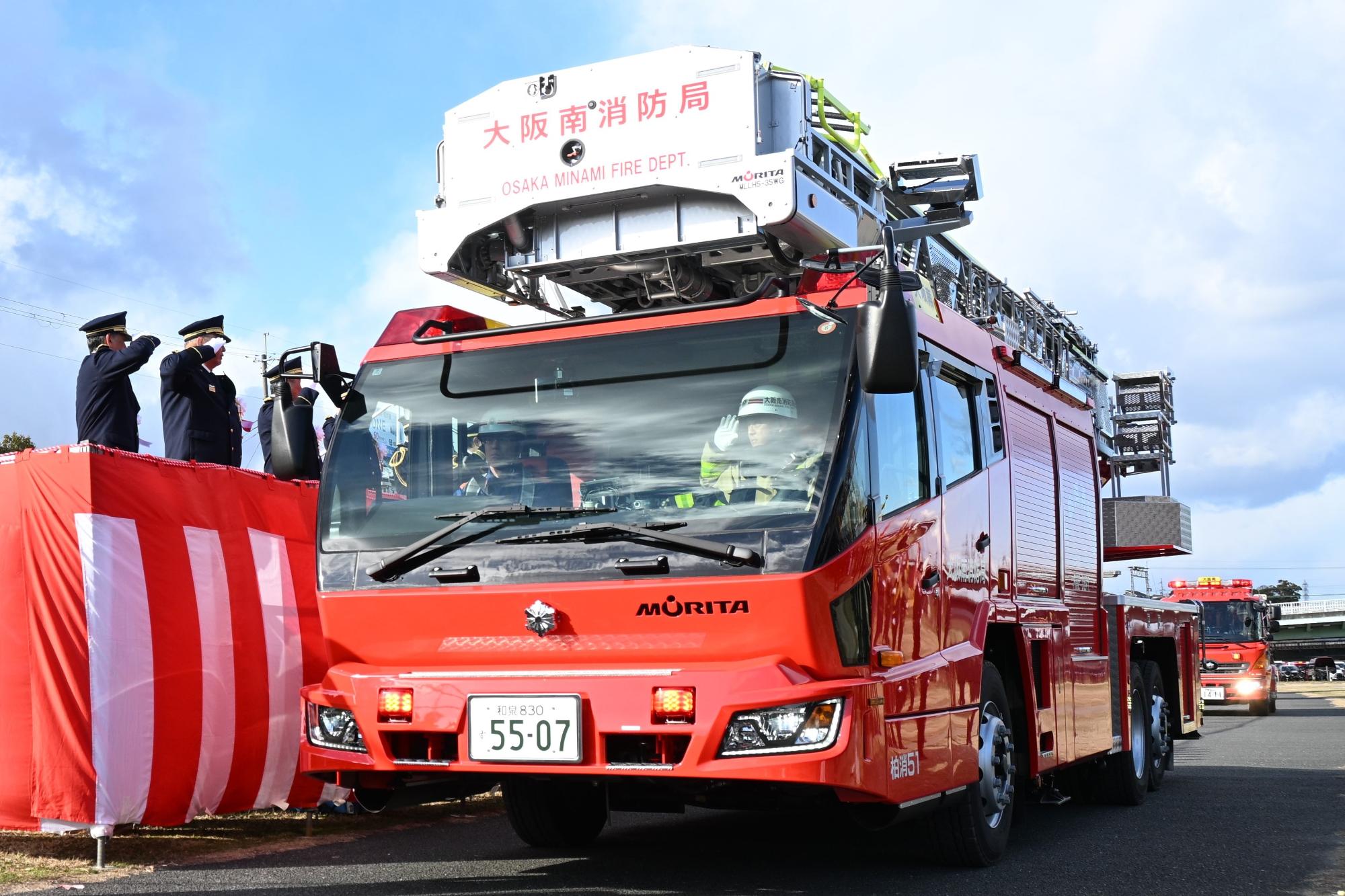 消防出初式にて視謁台の前を通過する梯子車