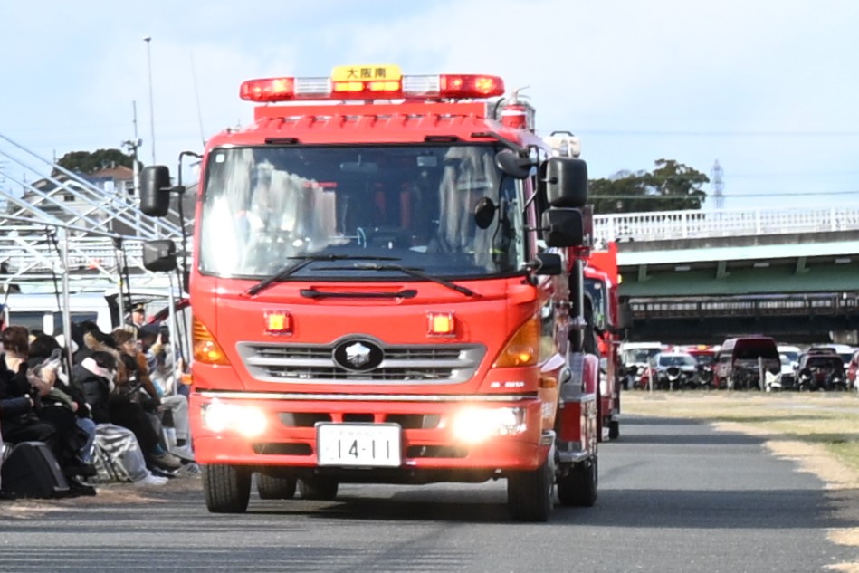 大阪南消防組合の消防化学自動車の行進の様子