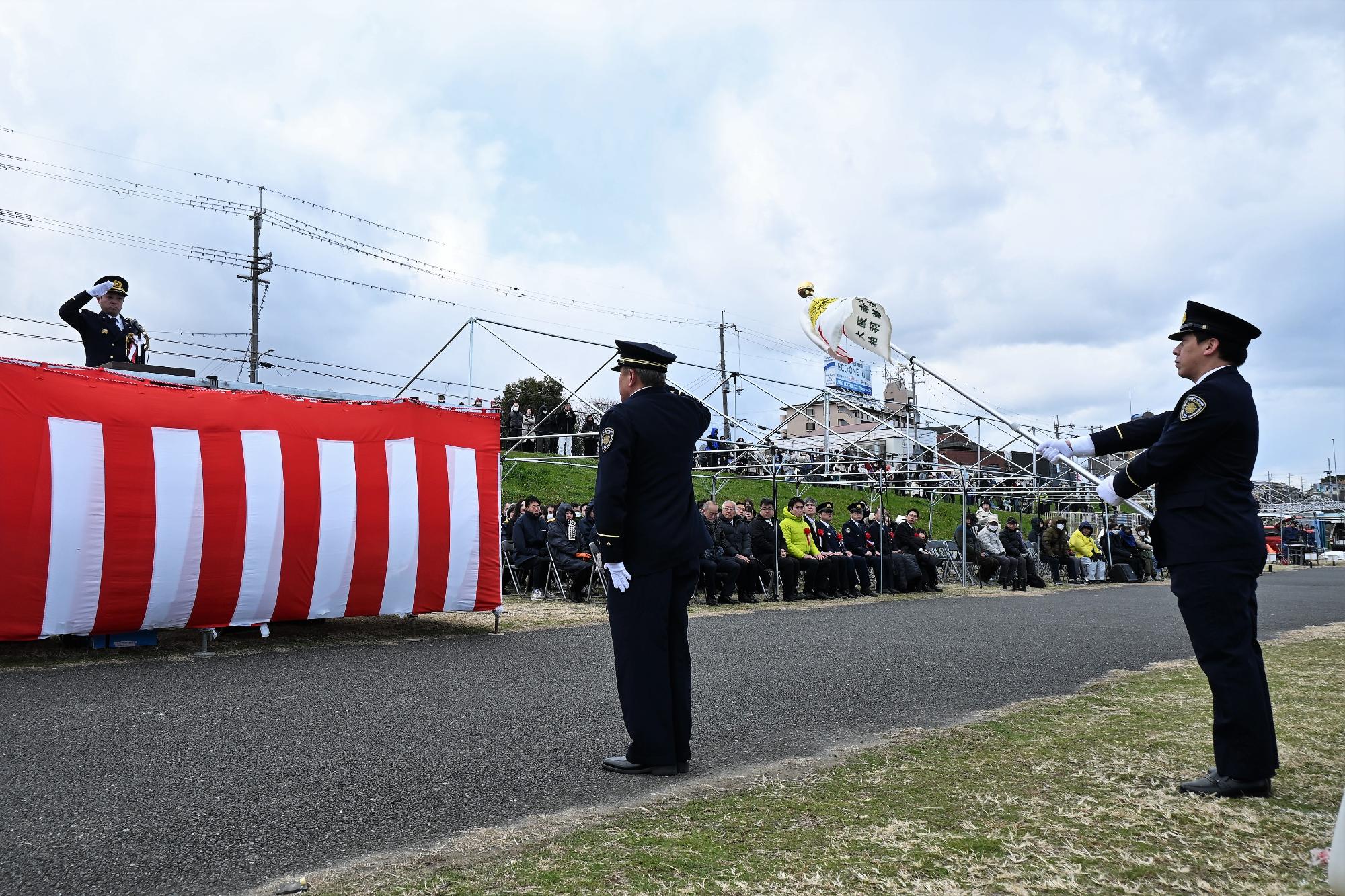 市長へ総指揮者の消防署長から参加の参加人員の人数と参加車両の台数の報告