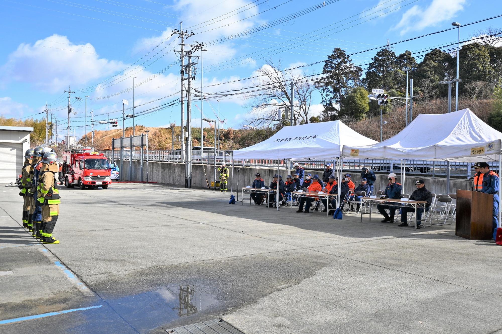 整列する防火服姿の出場隊員