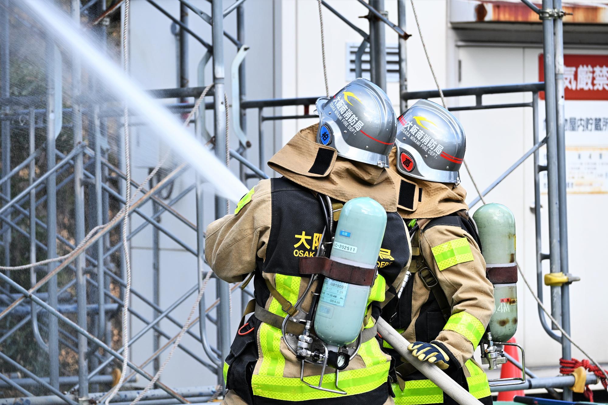 放水する消防隊員の様子