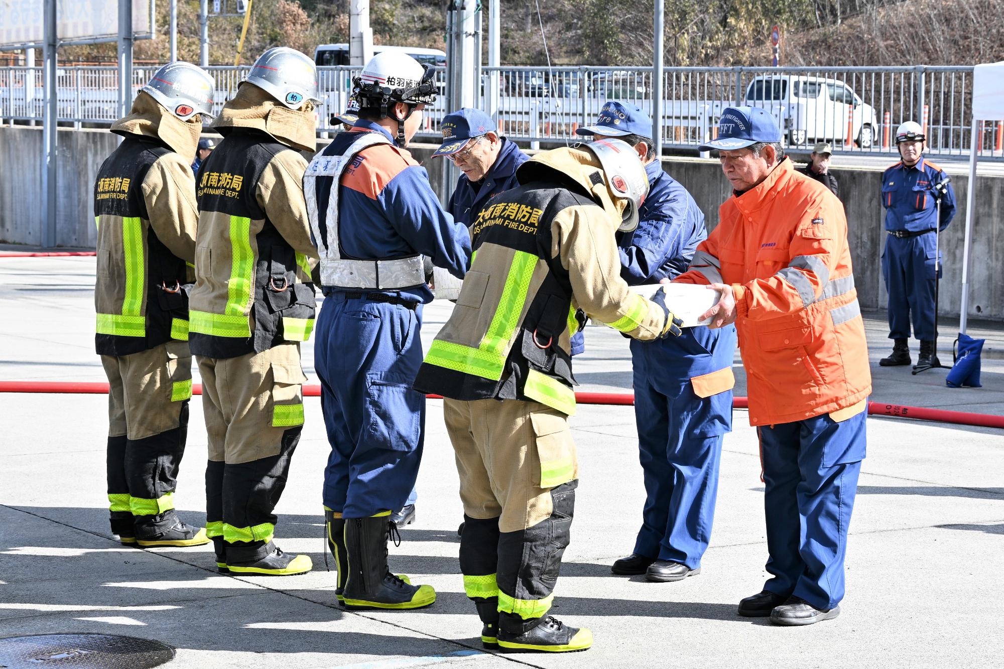 激励を受ける消防隊員たちの風景