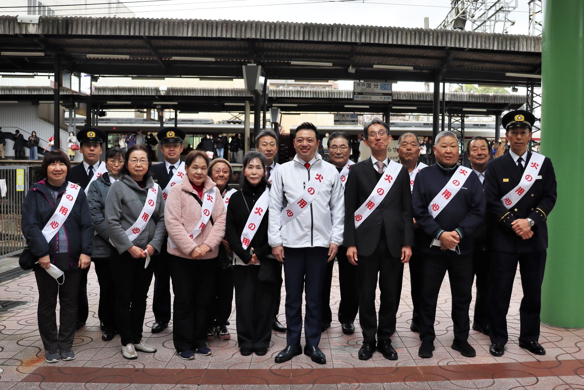 近鉄河内国分駅前にて配布前の集合写真