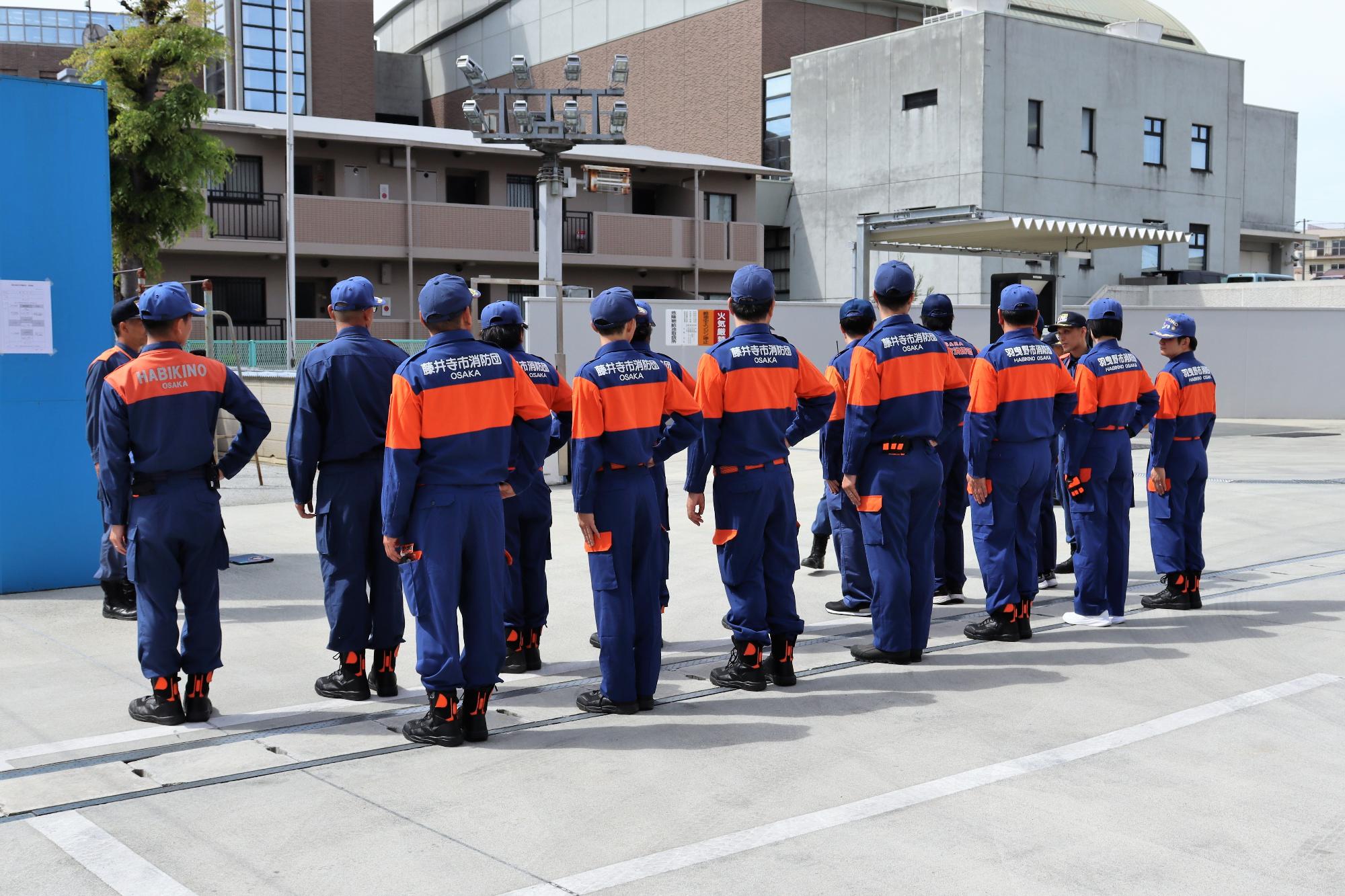 新任の消防団員が規律訓練をしている様子