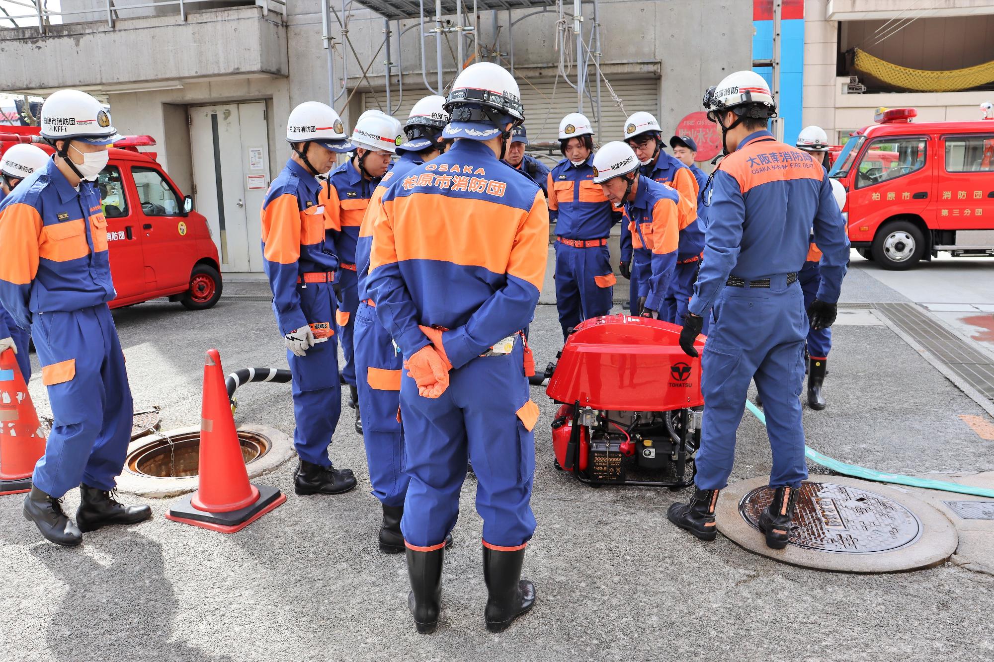 可搬ポンプの取扱い訓練の様子