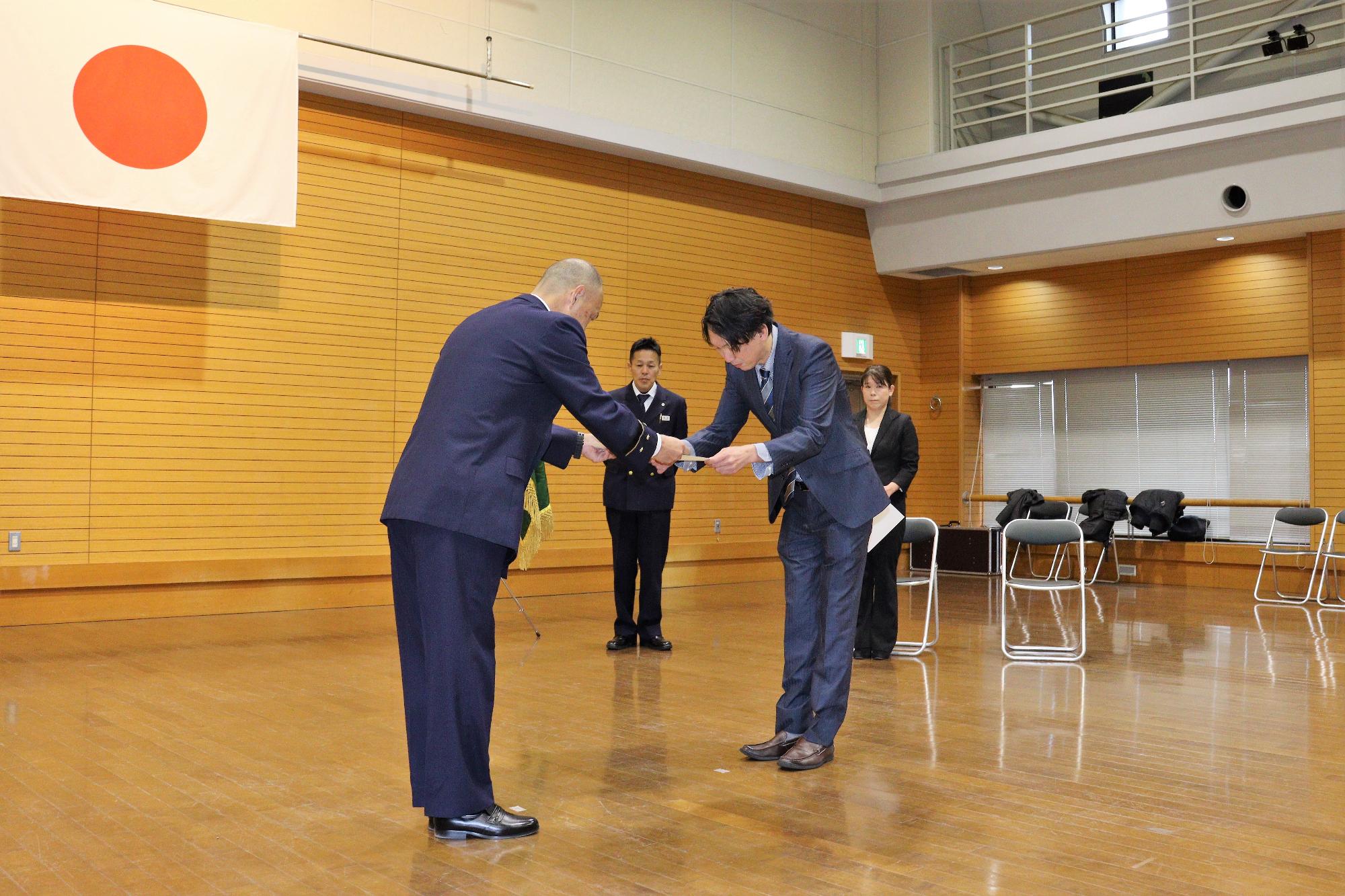 消防署長から中村様へ表彰状を贈呈している様子
