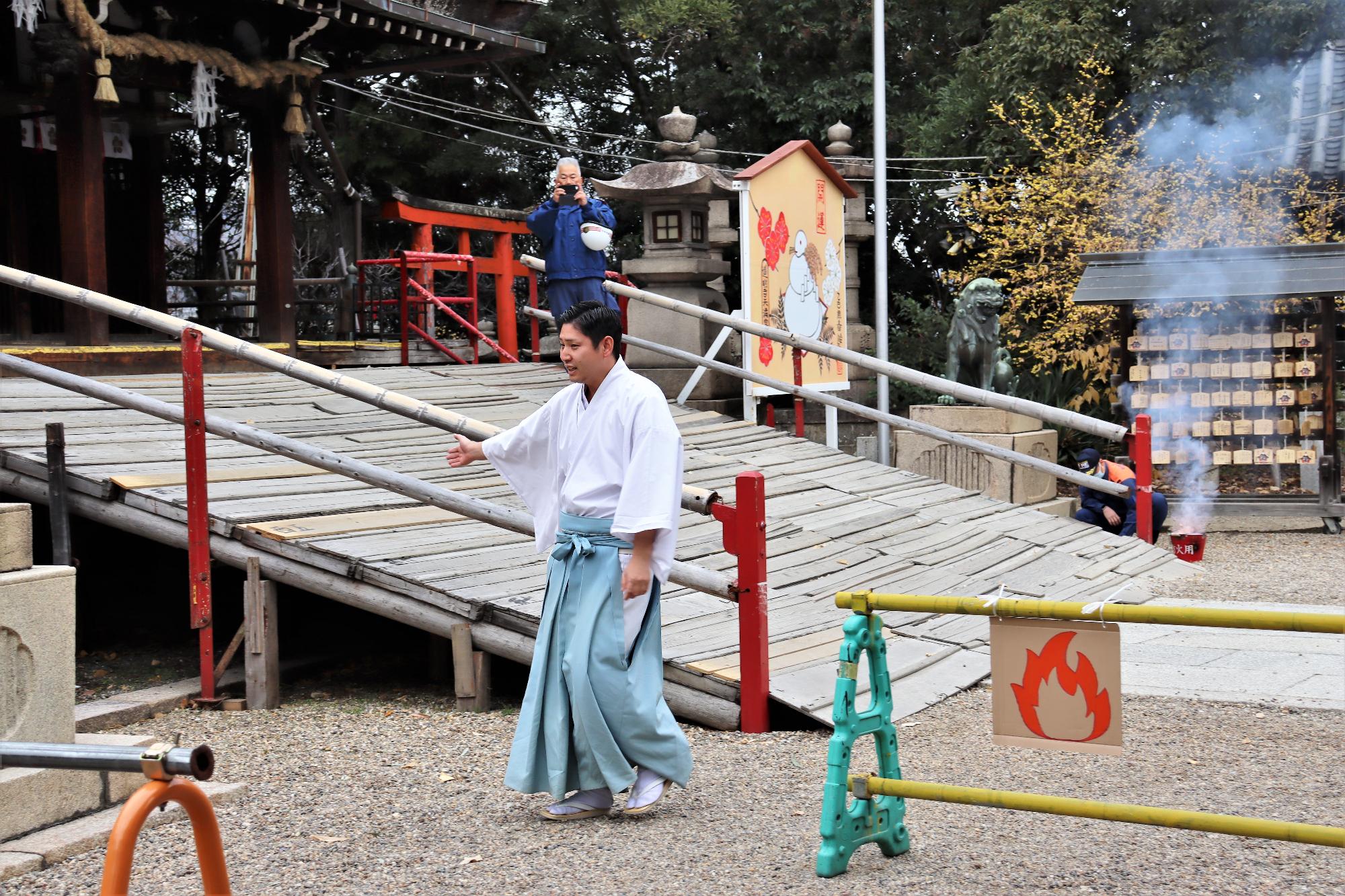 道明寺天満宮の職員による避難誘導の様子