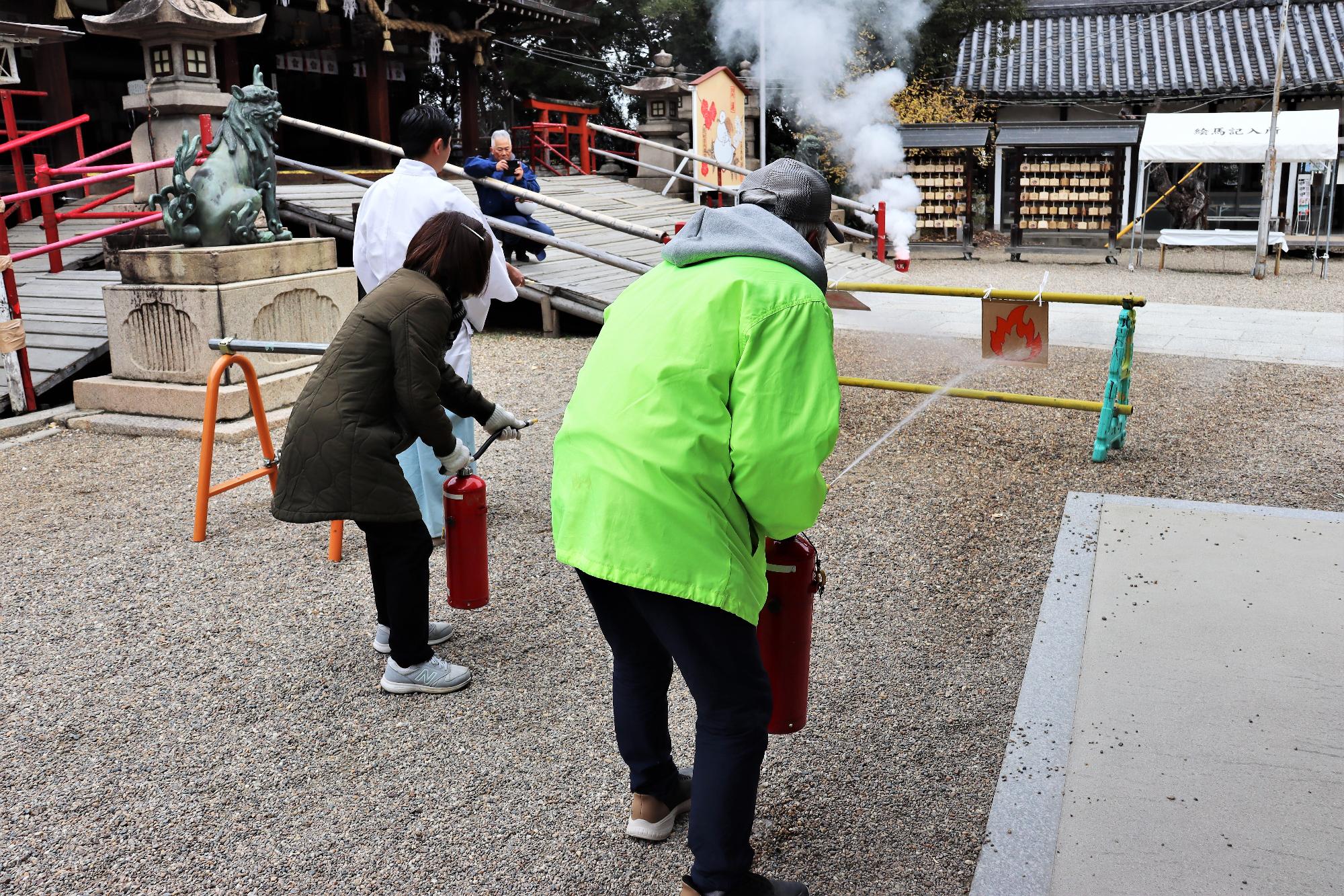 訓練用の消火器にて初期消火をしている様子
