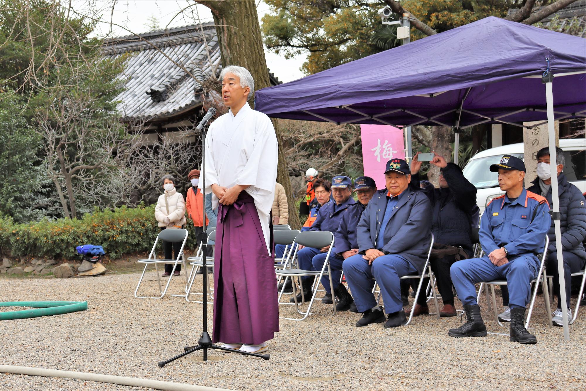 閉会式にて道明寺天満宮の宮司による挨拶の様子