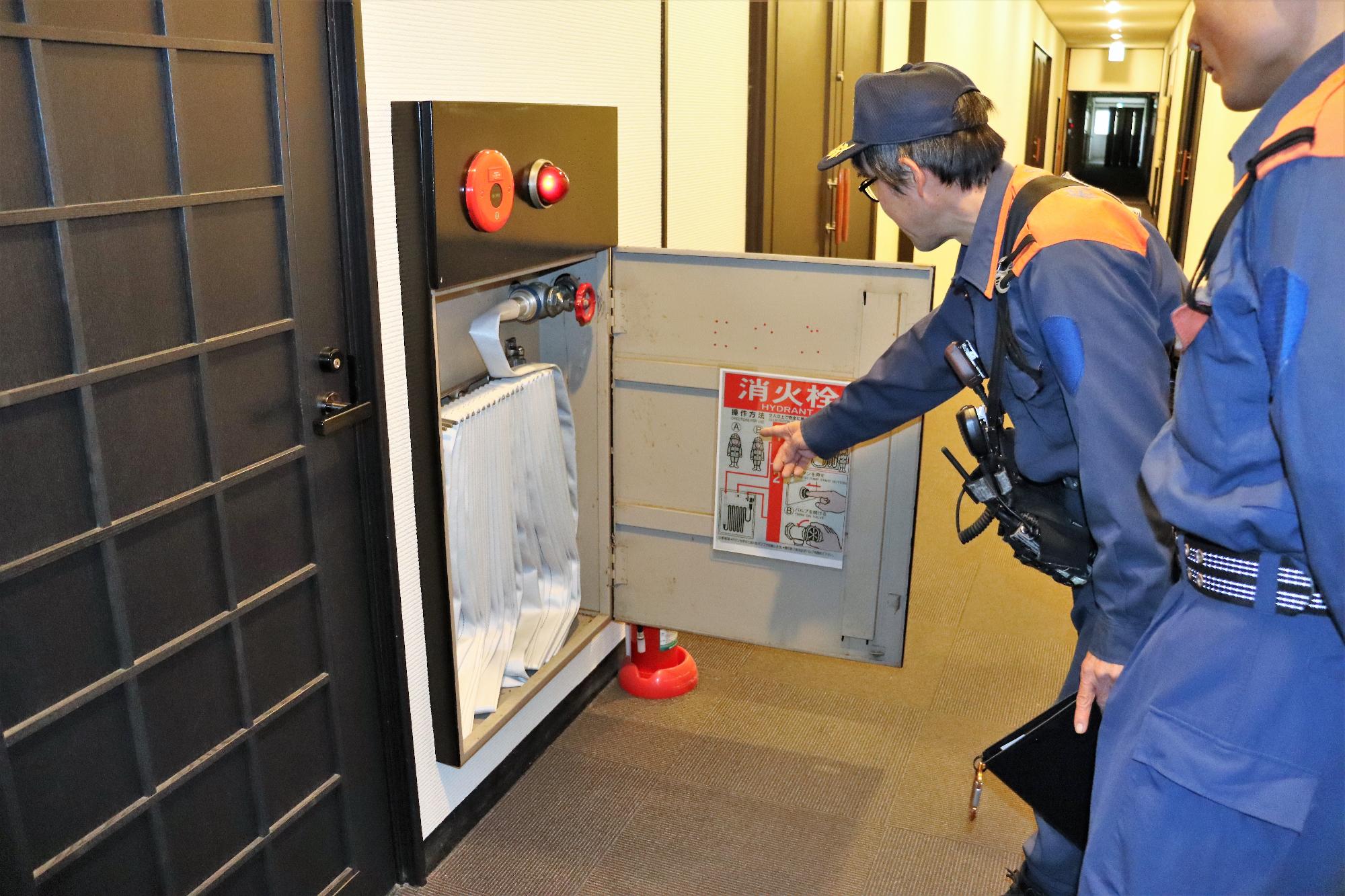 消防訓練の後に道明寺天満宮の屋内消火栓を立入検査している様子