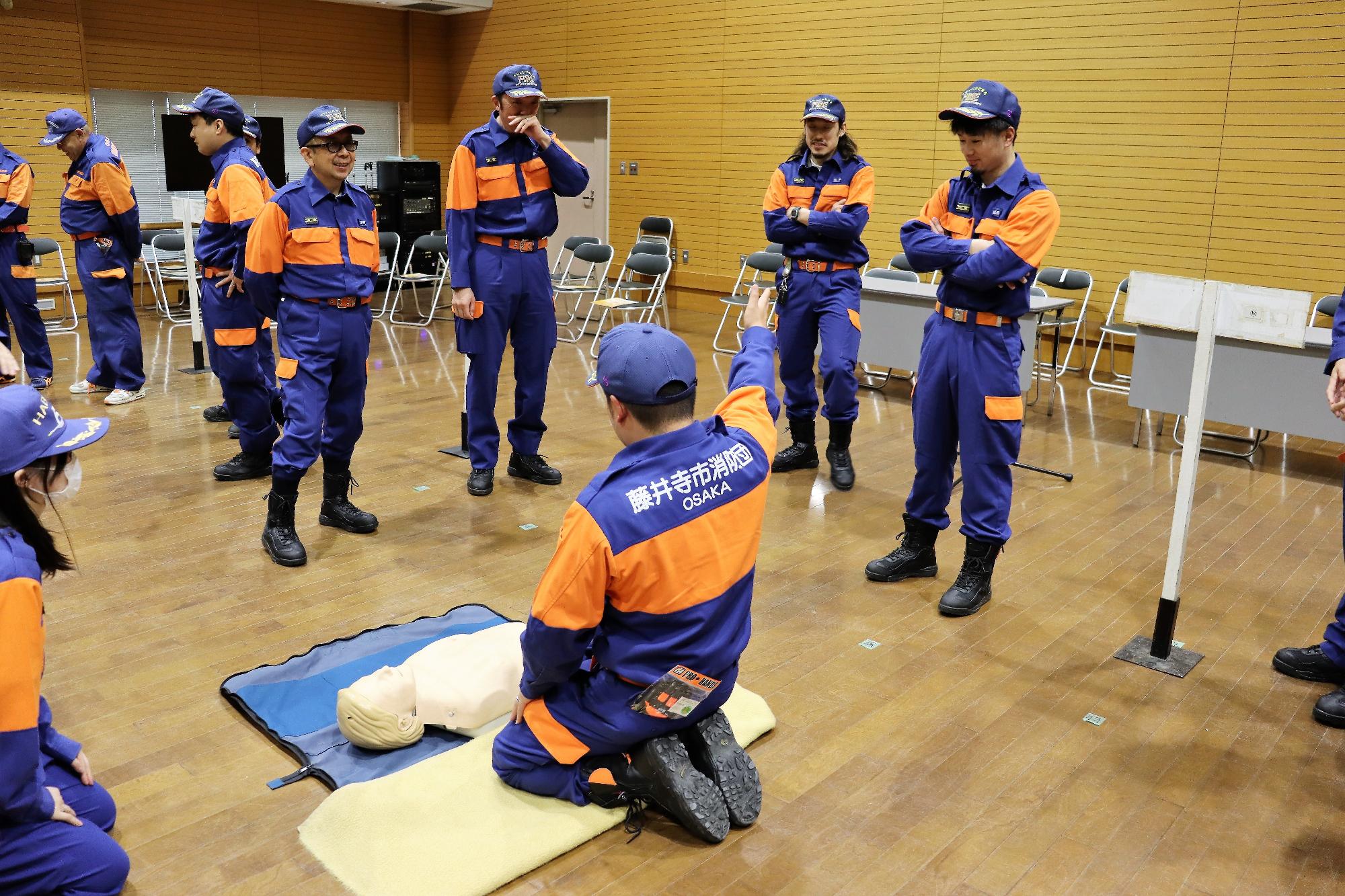 心肺蘇生法の実技の様子