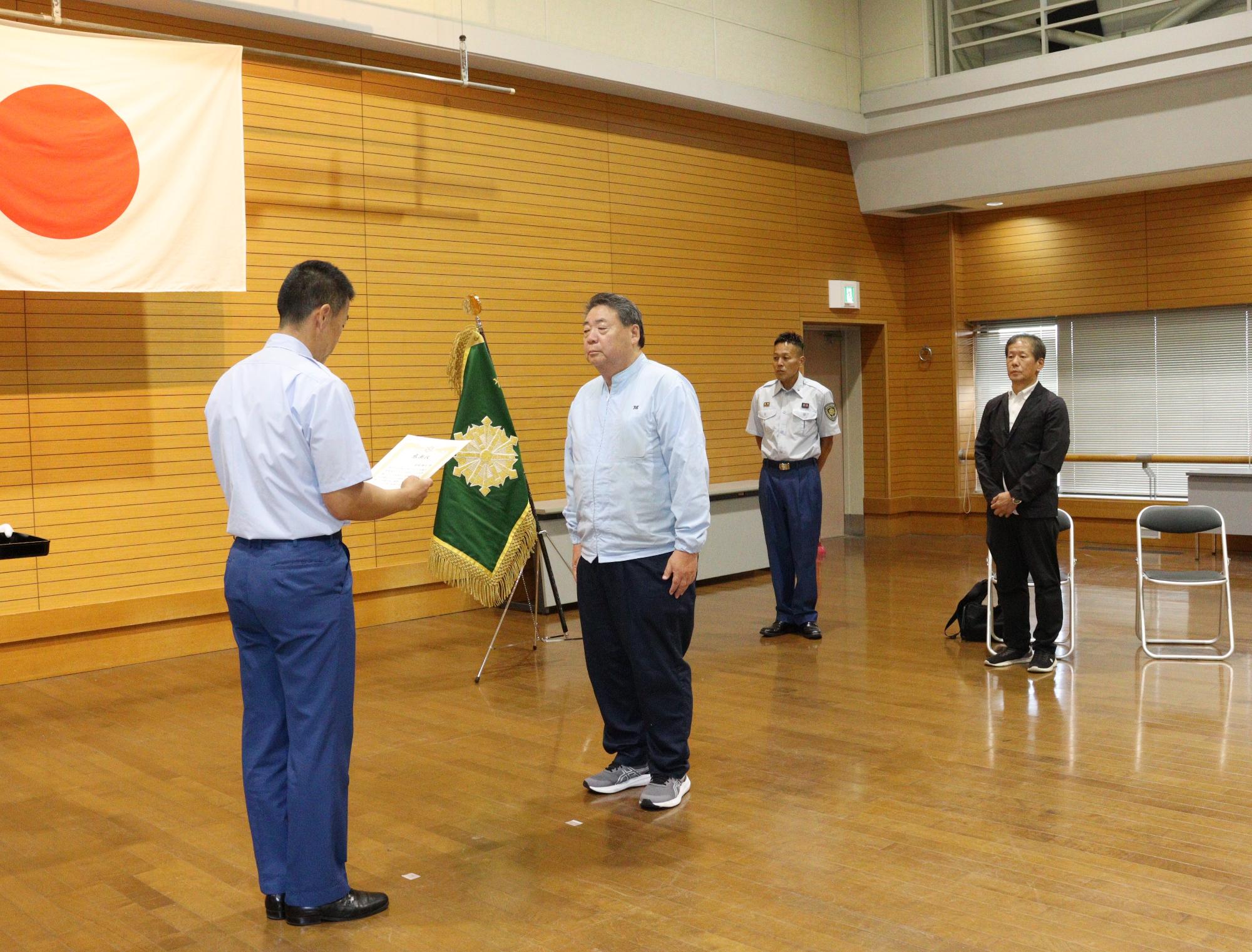 消防署長から廣嶋さまへ感謝状を贈呈している様子