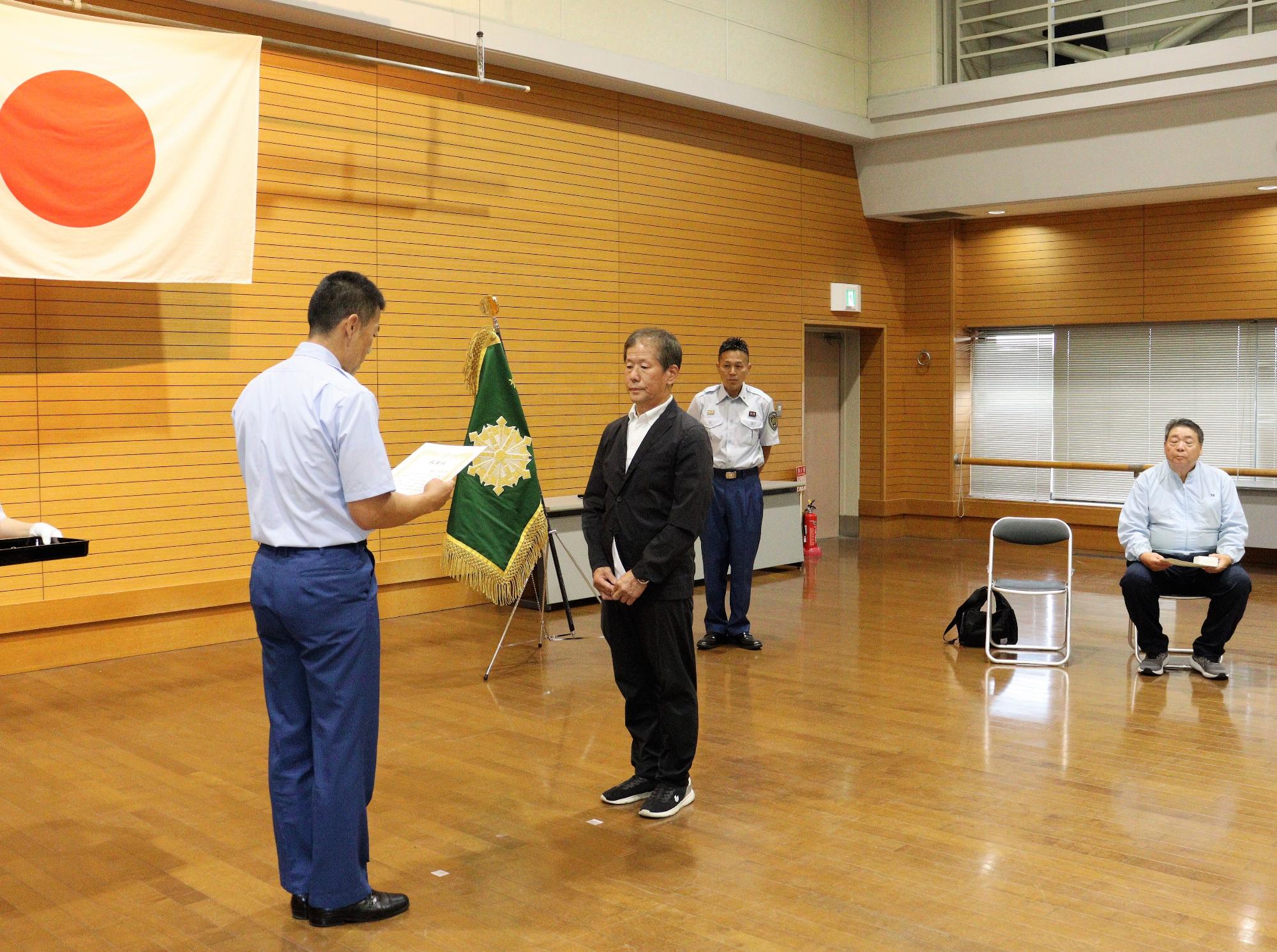 消防署長から樋口さまへ感謝状を贈呈している様子