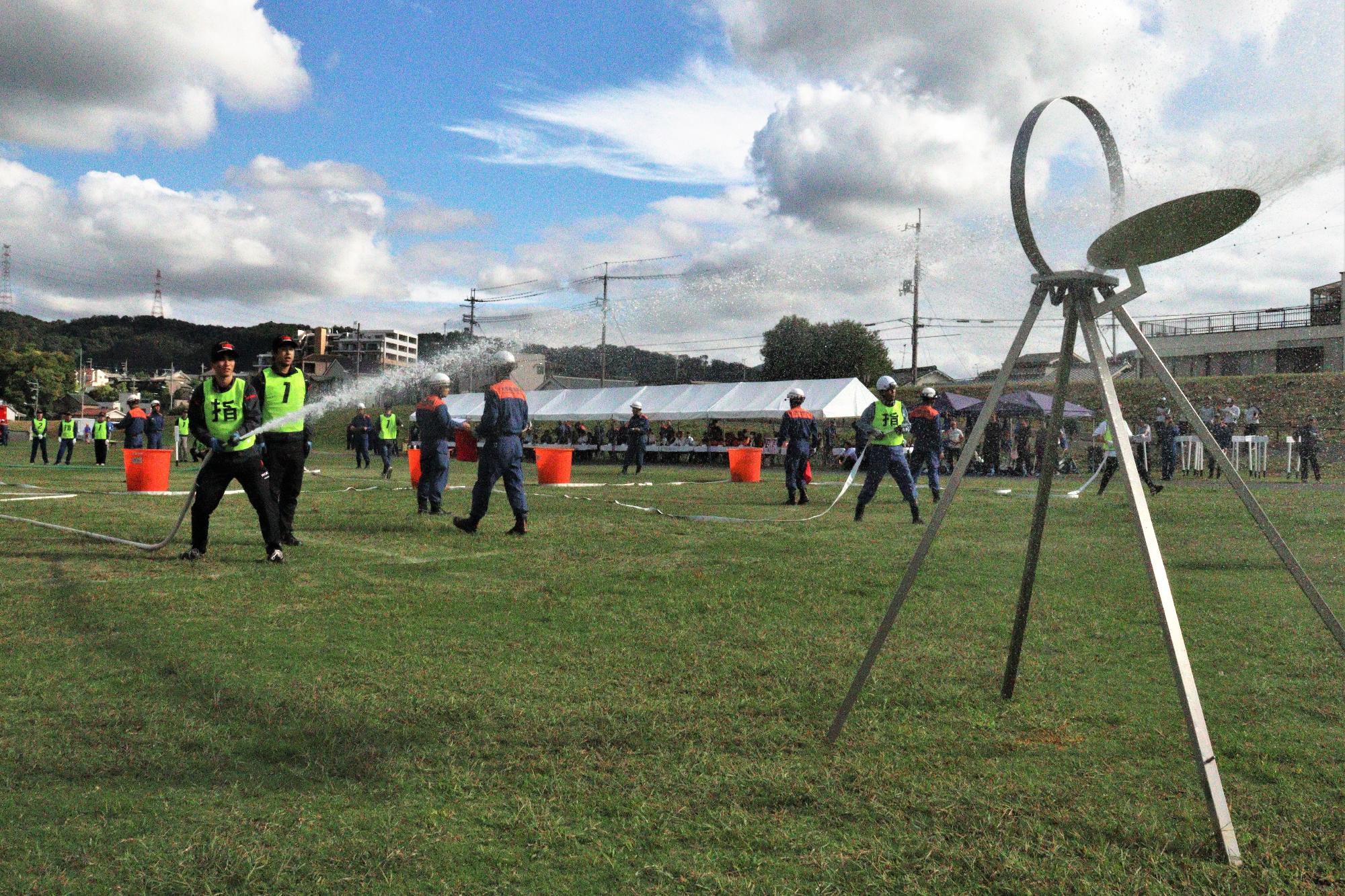 火点に見立てた的へ放水している風景