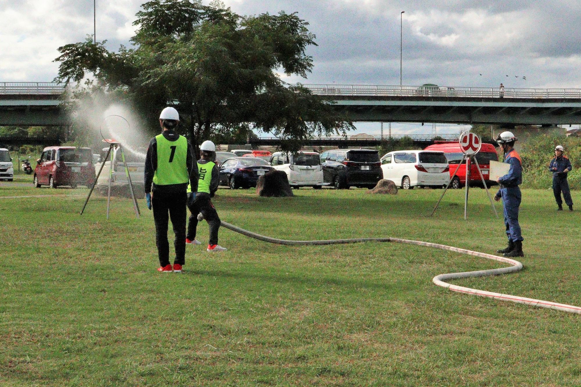 火点に見立てた的へ放水して的を落としている風景