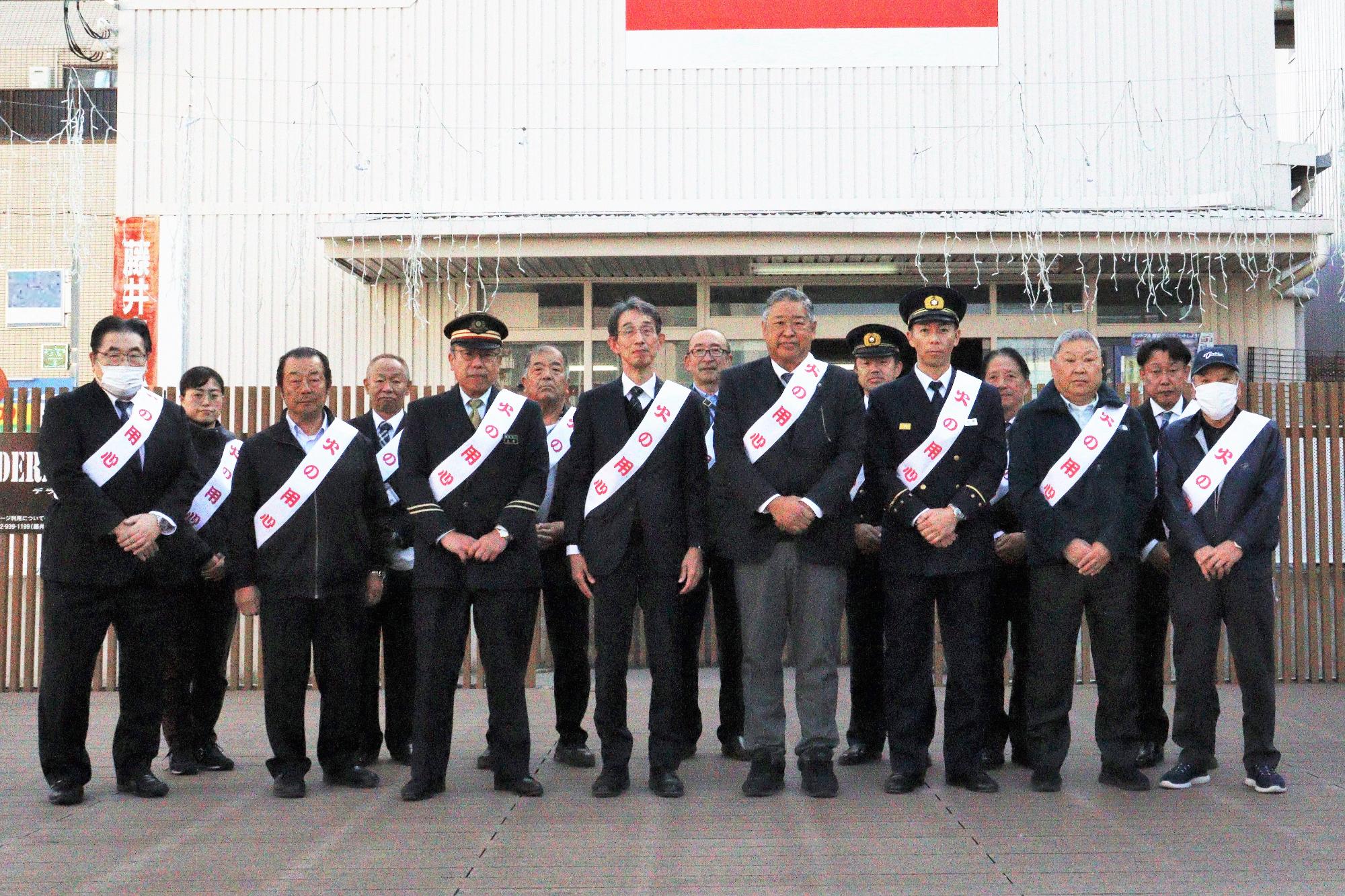 近鉄藤井寺駅前にて秋の全国火災予防運動の街頭キャンペーンの集合写真