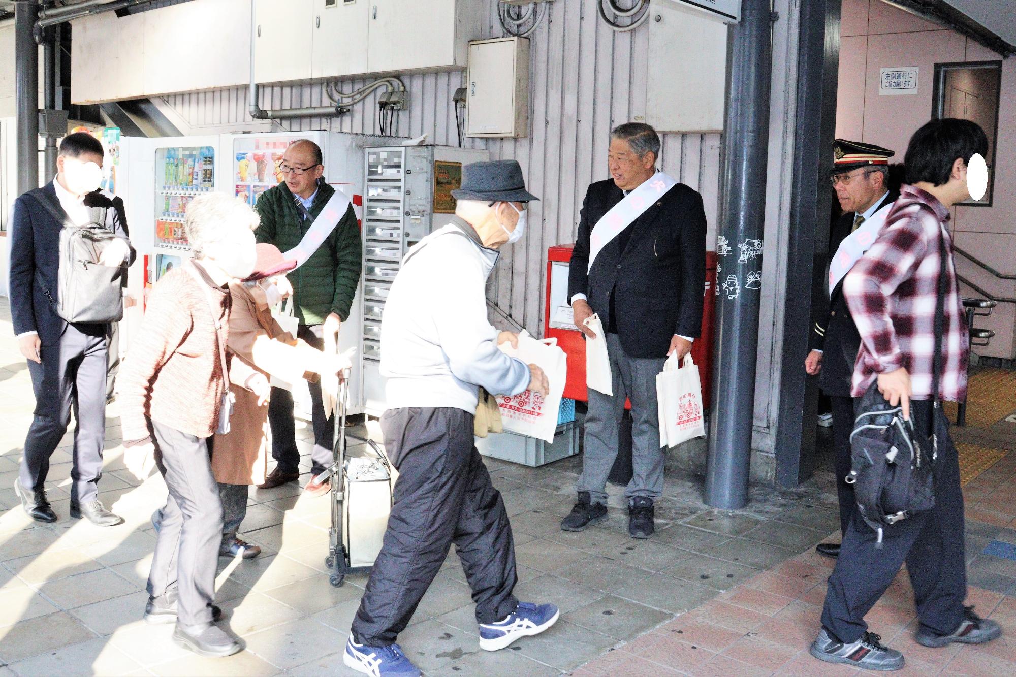藤井寺駅前にて藤井寺市長、藤井寺駅長による火災予防啓発グッズの配布の様子