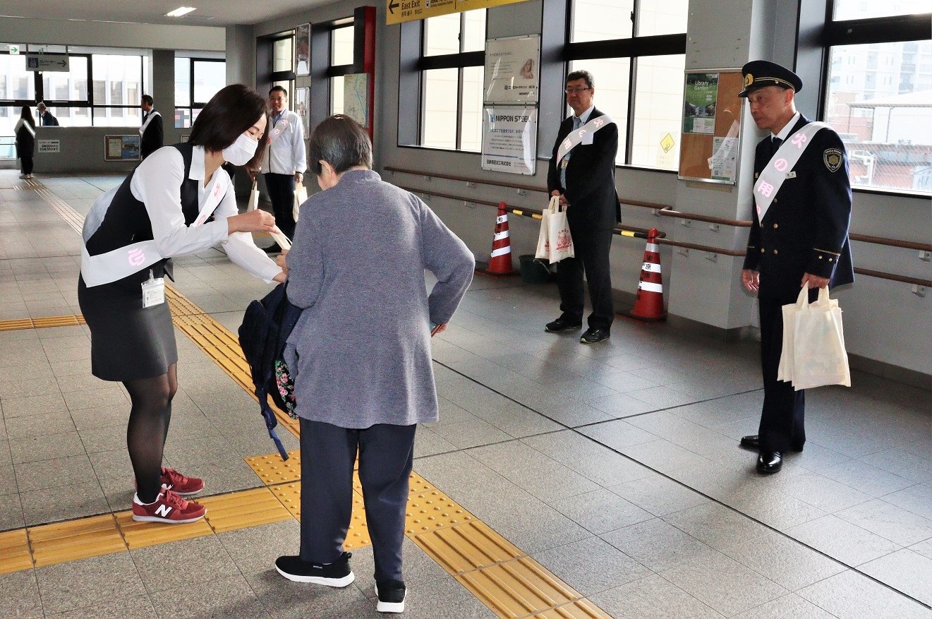 柏原駅構内にて柏原市長や消防署長による火災予防啓発グッズの配布の様子