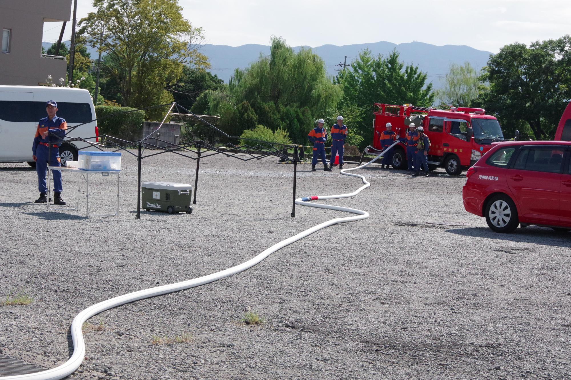 防火水槽に水利部署（富田林市消防団）