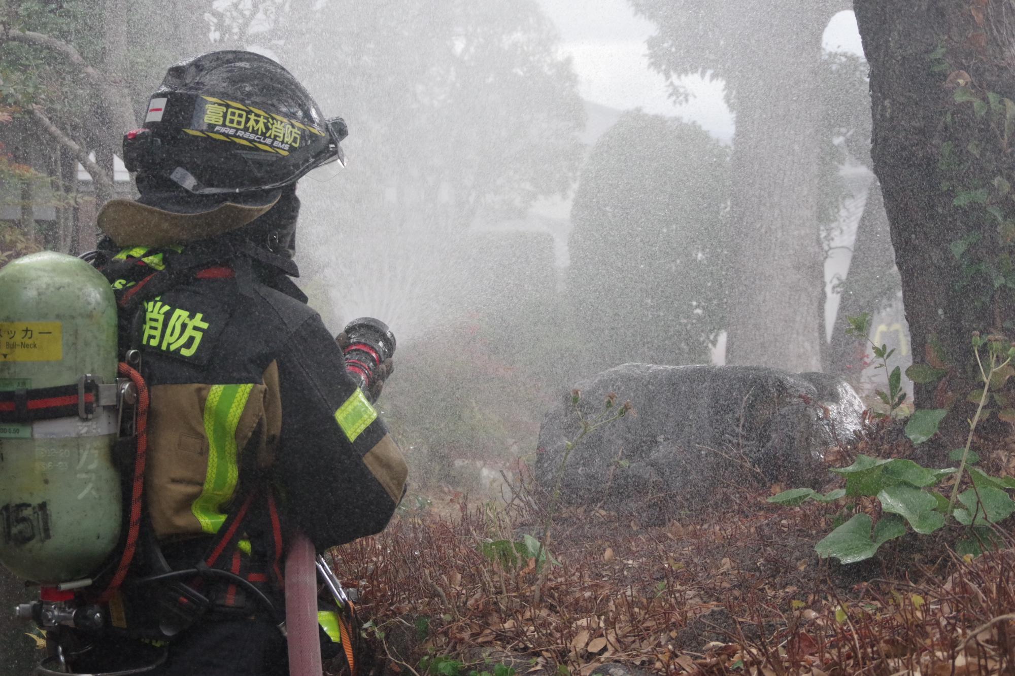 消防隊による放水