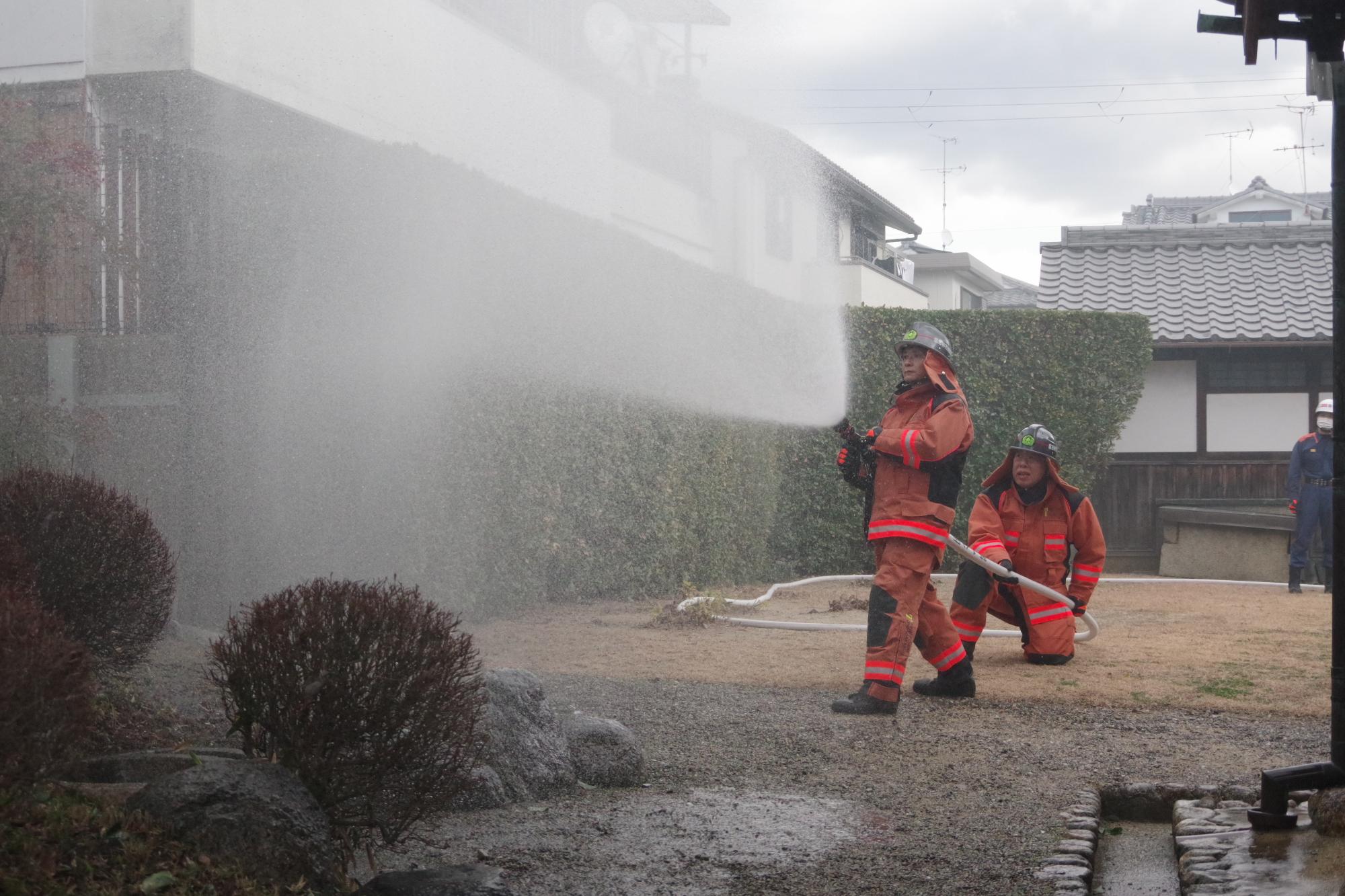 消防団による放水