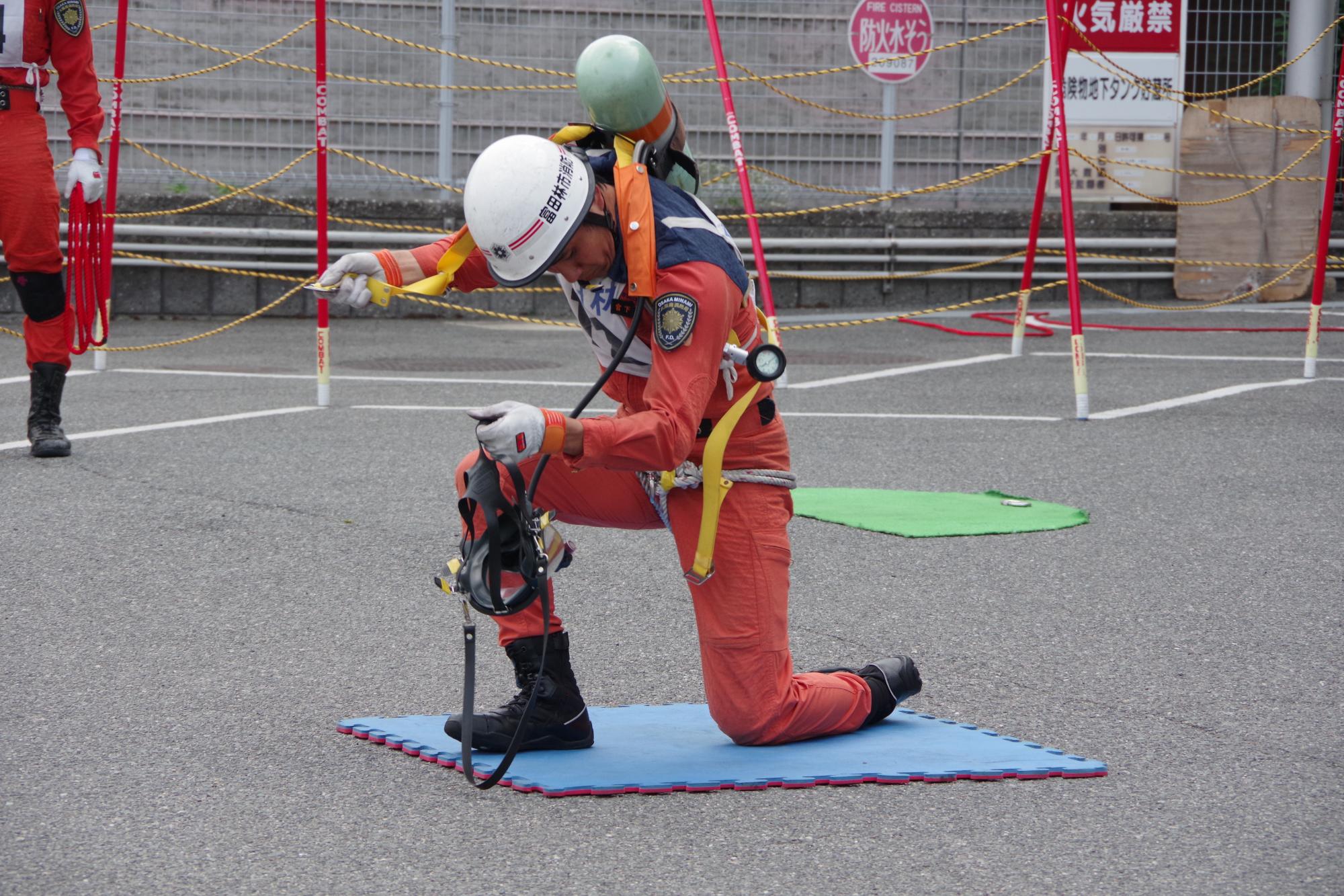 引揚救助隊員による空気呼吸器着装披露