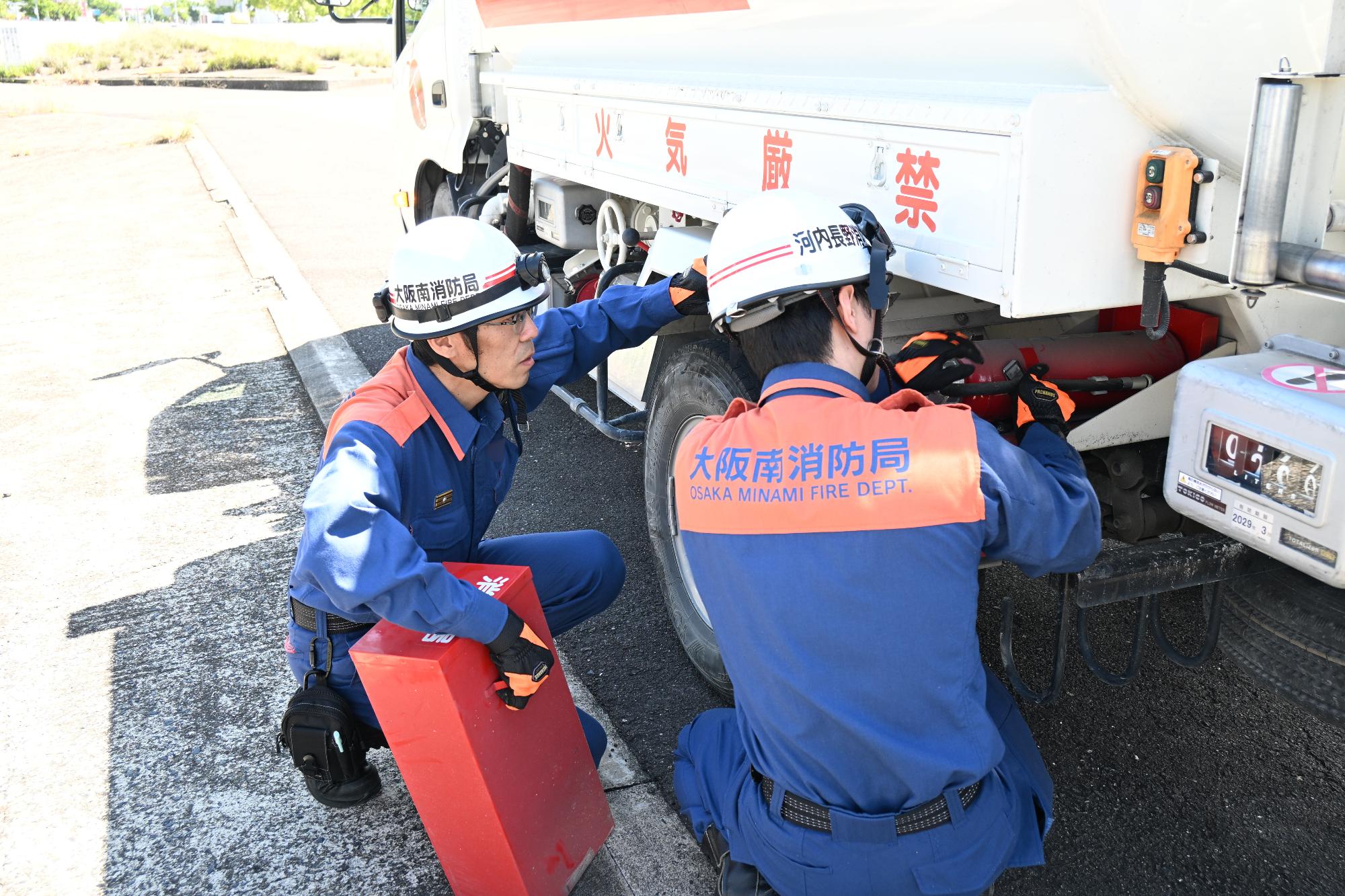 危険物タンクローリー車の検査状況