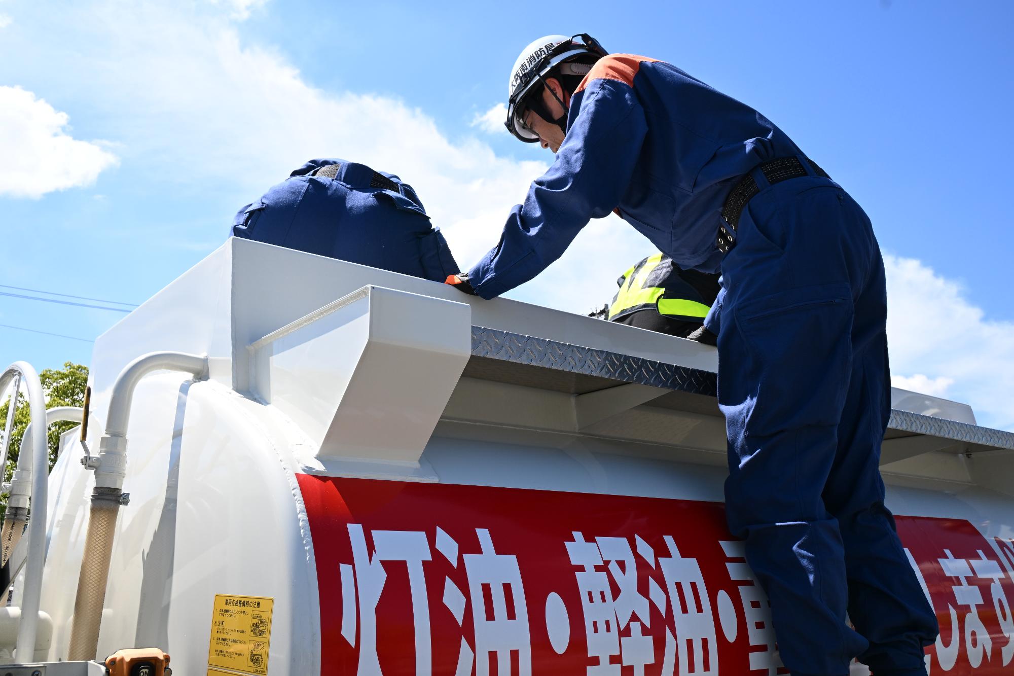 危険物タンクローリー車の検査状況