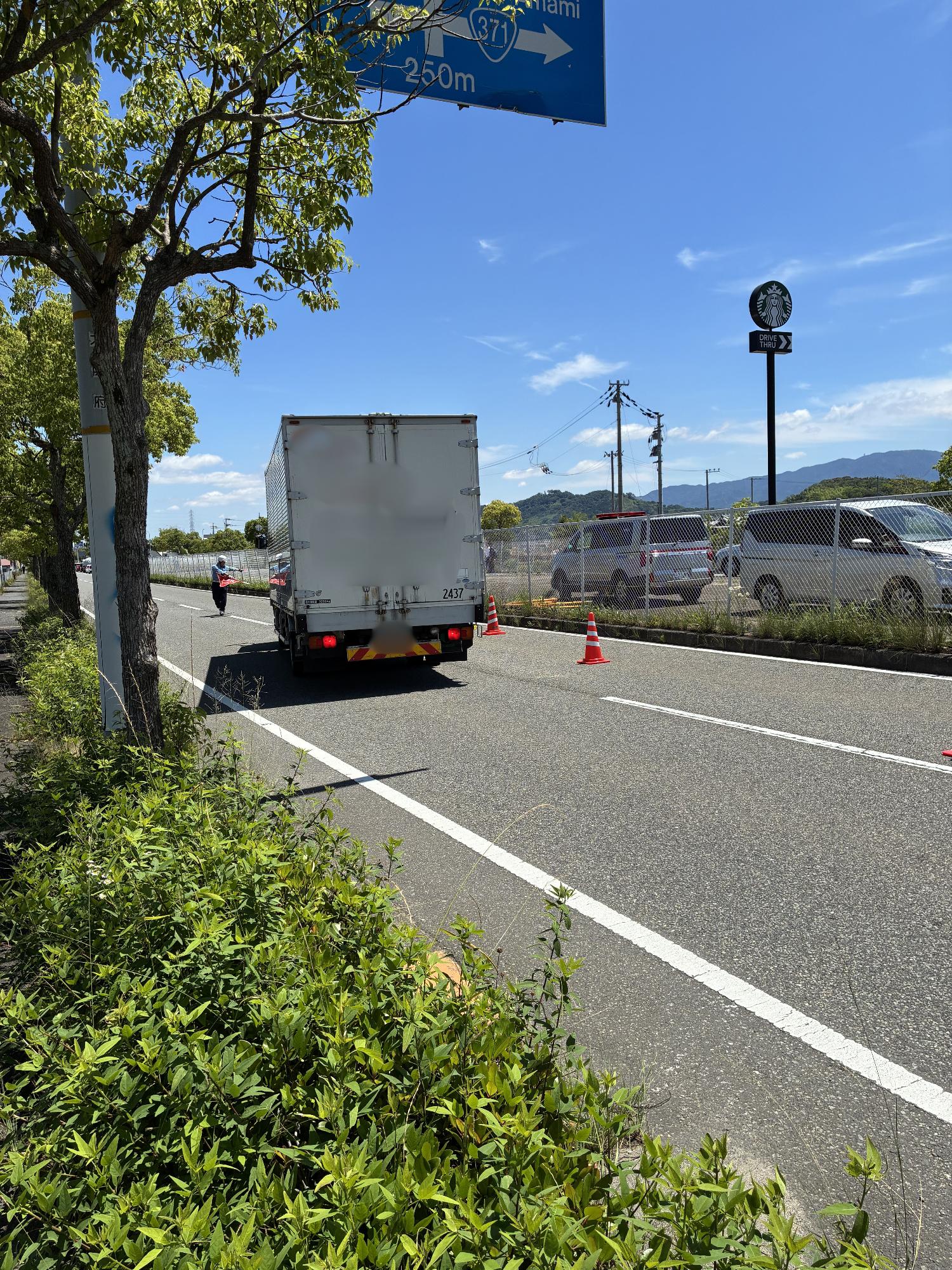 連絡を受けた車両引き込み班が対象車両を検査場所へ誘導